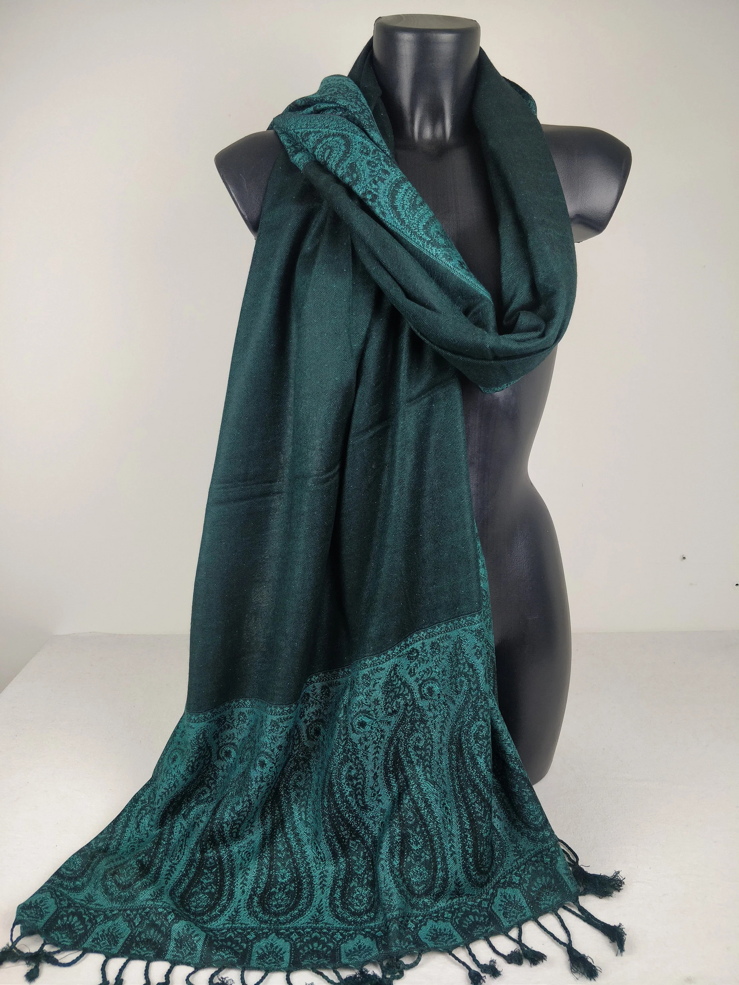 Pashmina Helak réversible en viscose. Echarpe motifs paisley vert.