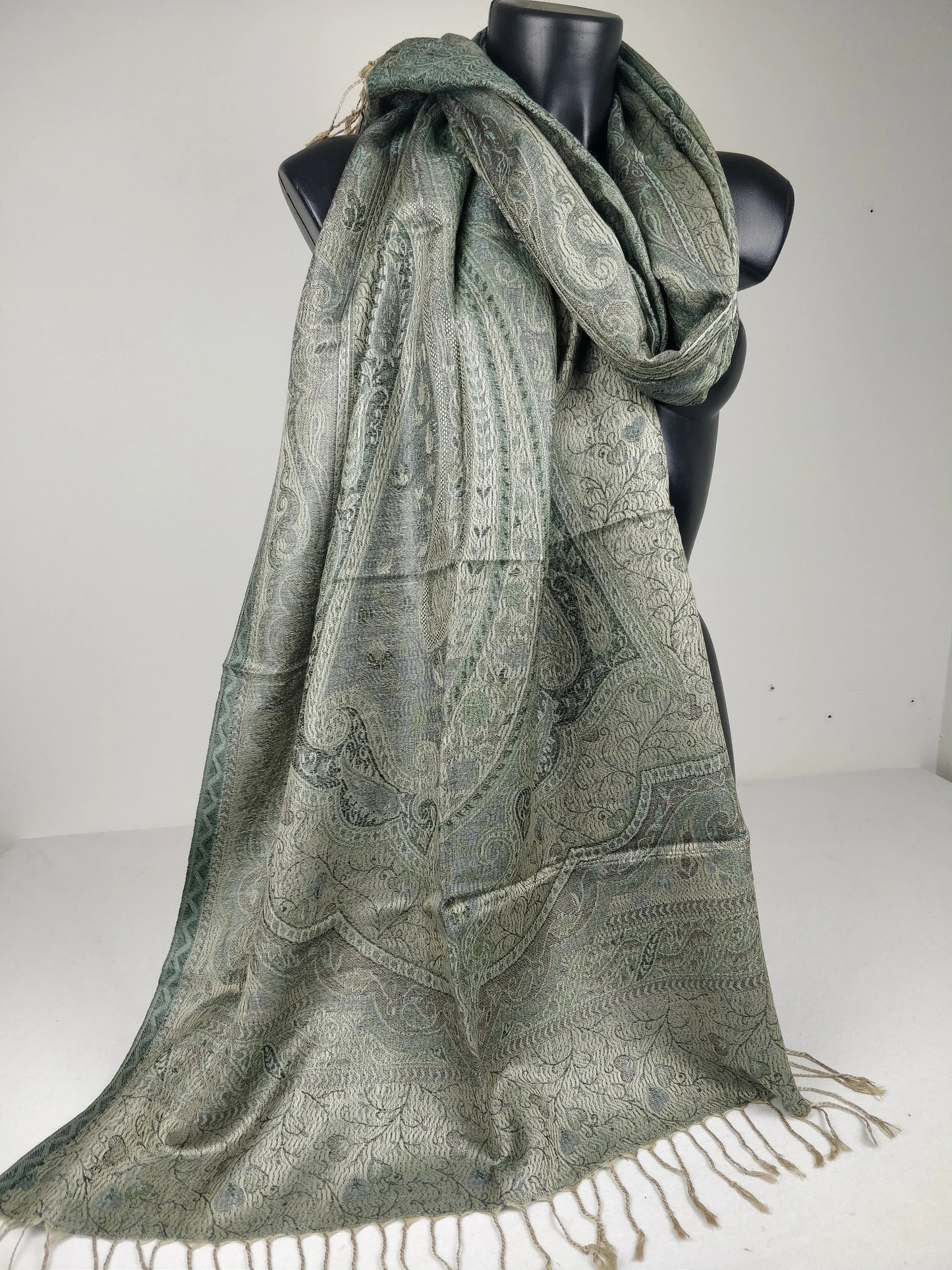 Pashmina Mangal réversible en modal / soie. Echarpe aux motifs paisley vert.