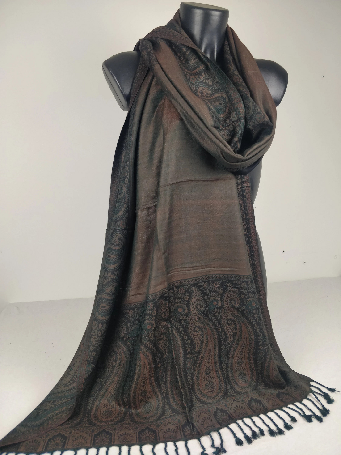 Pashmina Helak réversible en viscose. Echarpe motifs paisley noir, marron et vert.