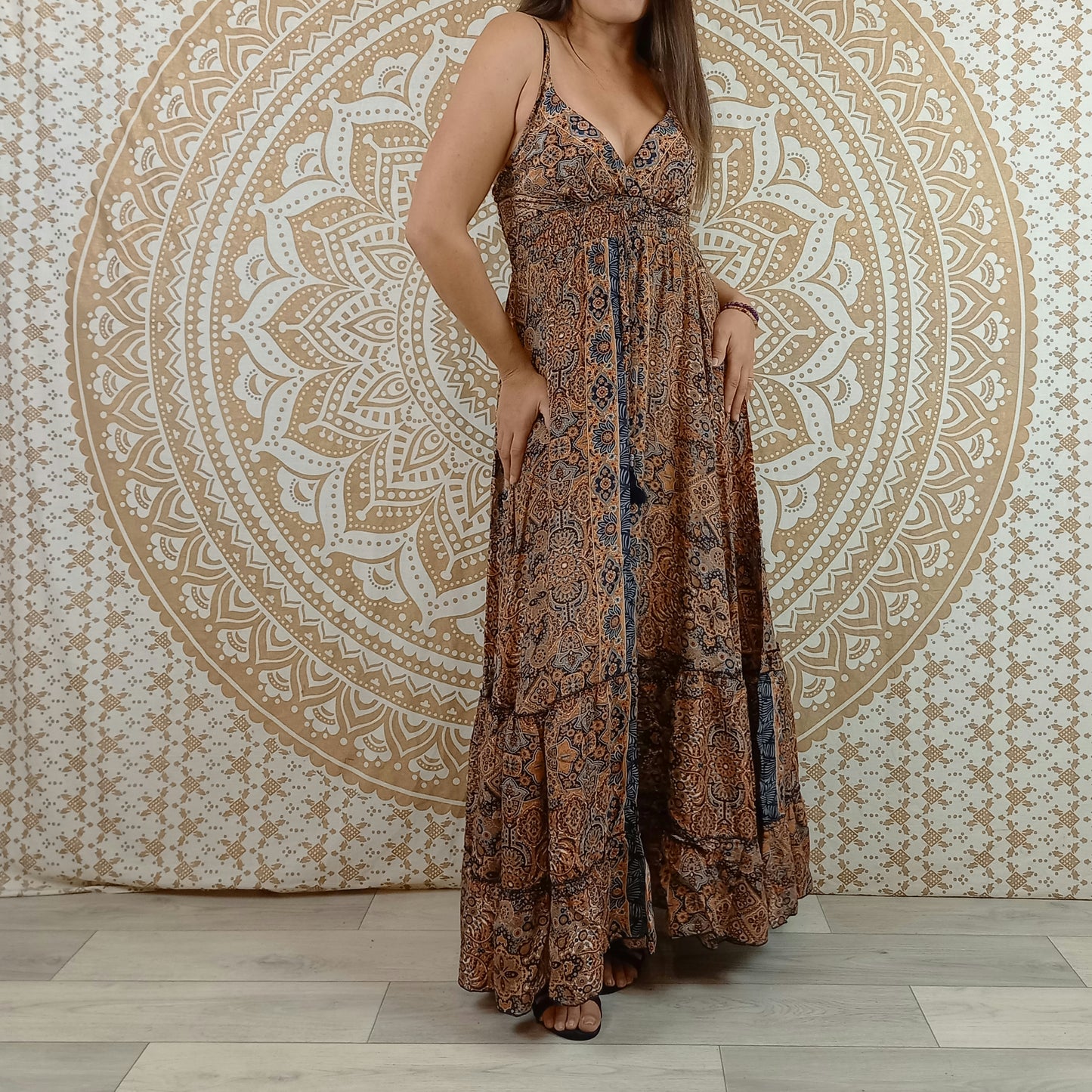 Robe longue femme Sareya en soie indienne. Maxi robe bohème ajustée et évasée. Imprimé ethnique marron et noir.