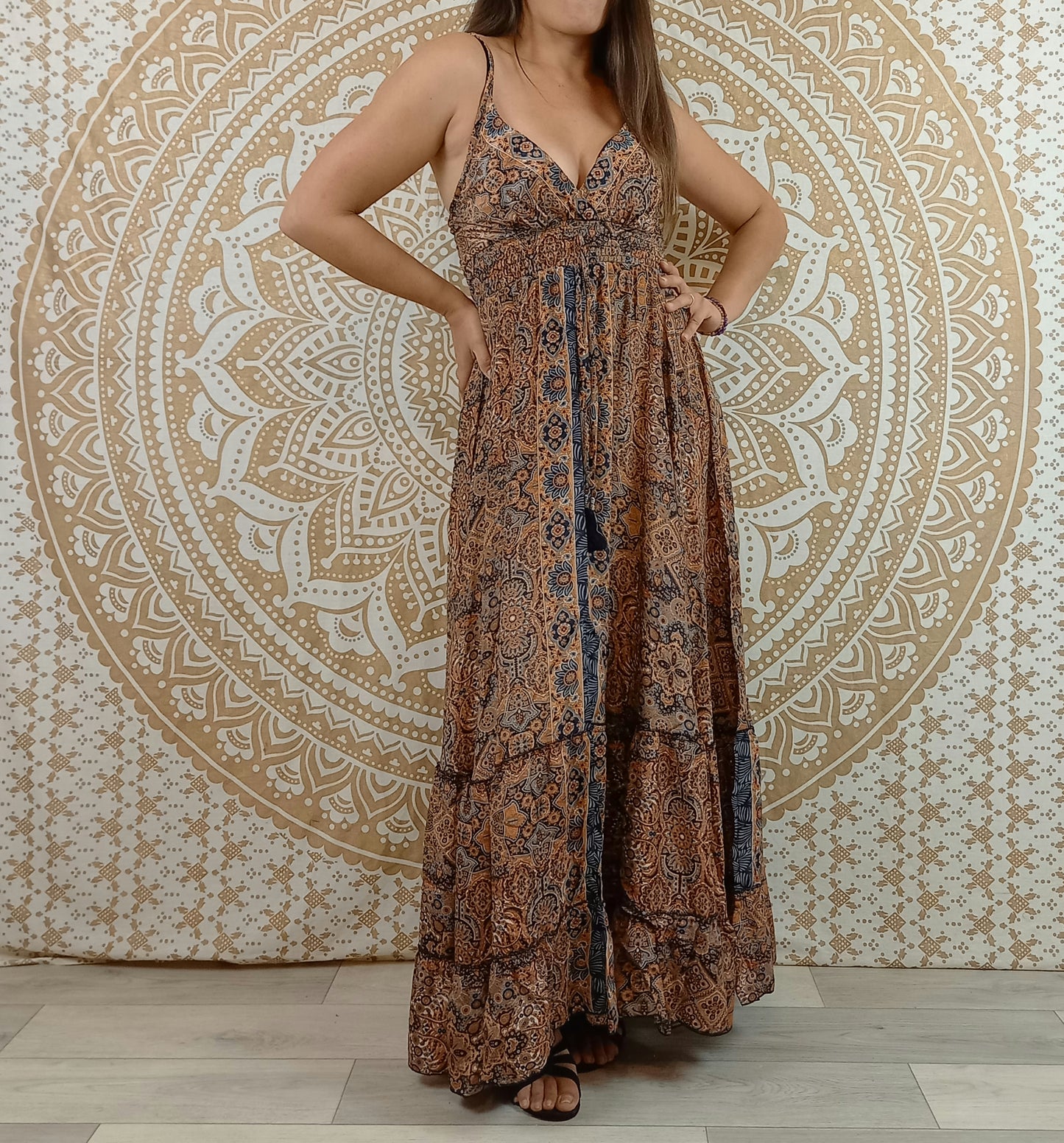 Robe longue femme Sareya en soie indienne. Maxi robe bohème ajustée et évasée. Imprimé ethnique marron et noir.