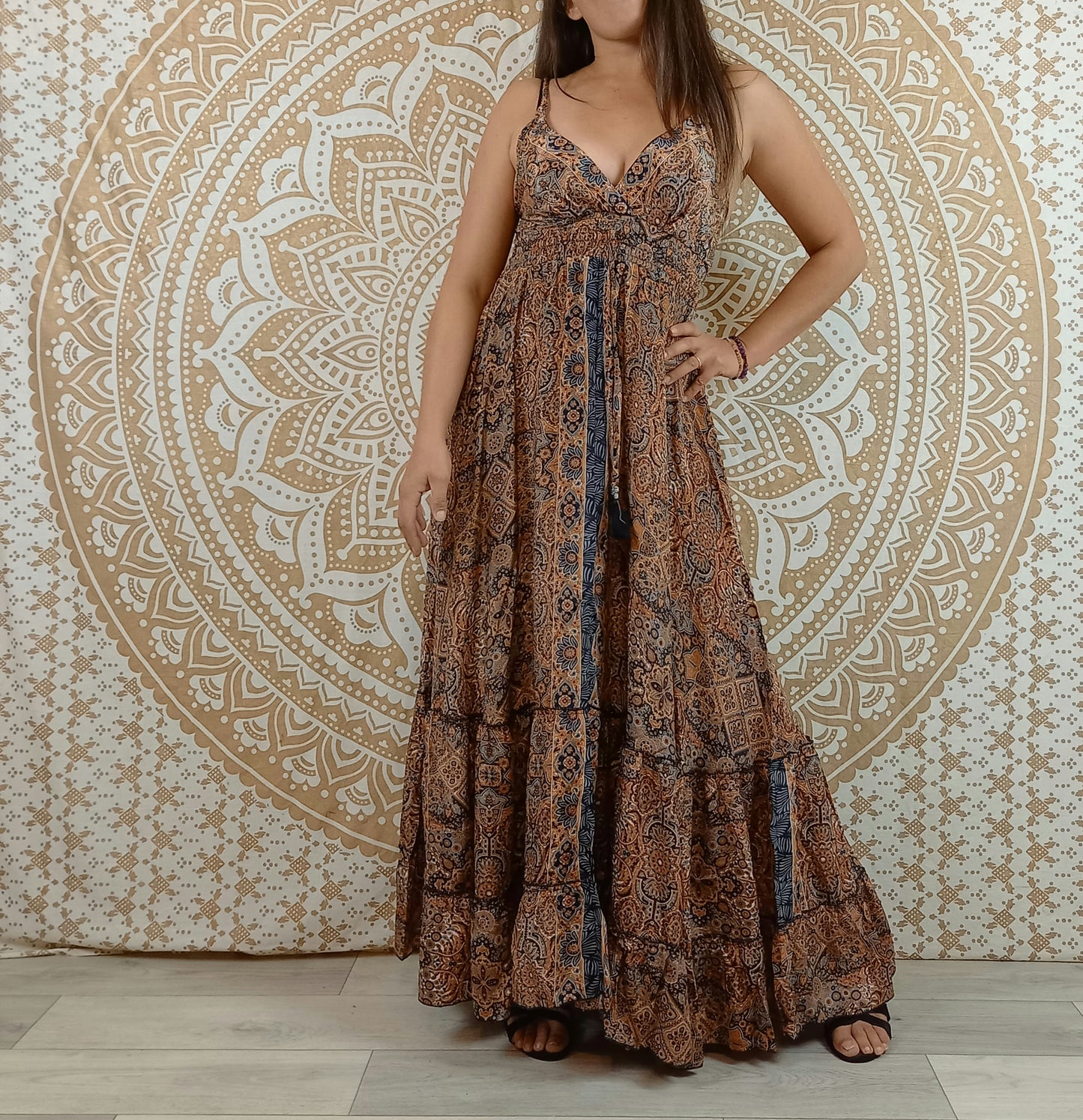 Robe longue femme Sareya en soie indienne. Maxi robe bohème ajustée et évasée. Imprimé ethnique marron et noir.