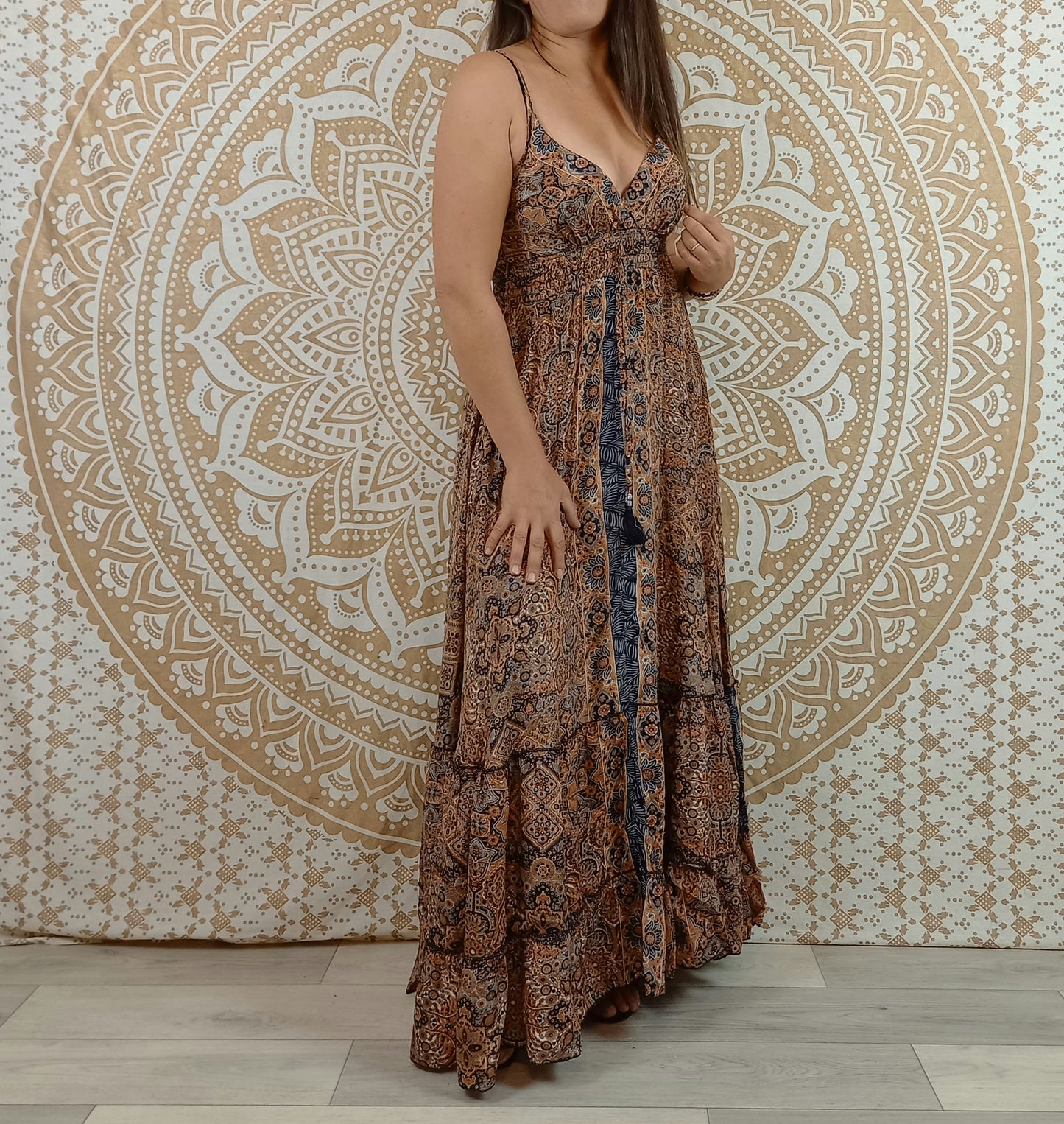 Robe longue femme Sareya en soie indienne. Maxi robe bohème ajustée et évasée. Imprimé ethnique marron et noir.