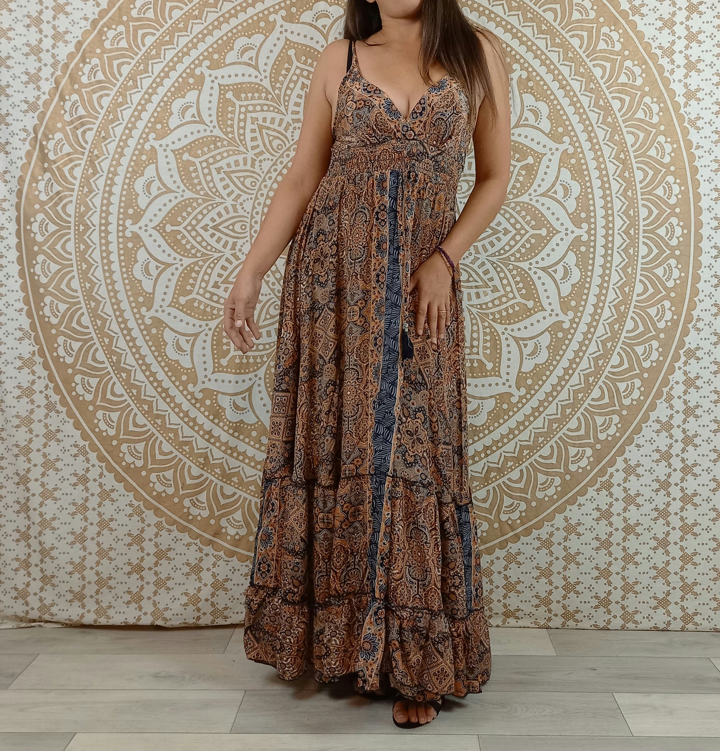 Robe longue femme Sareya en soie indienne. Maxi robe bohème ajustée et évasée. Imprimé ethnique marron et noir.