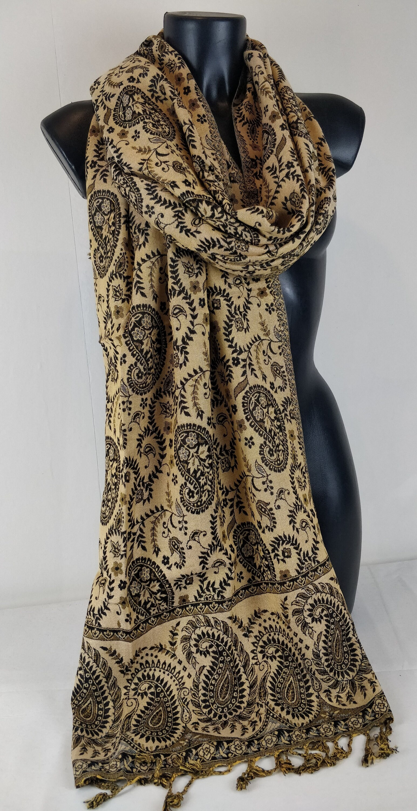 Pashmina Asoha réversible en viscose. Echarpe aux motifs paisley noir.