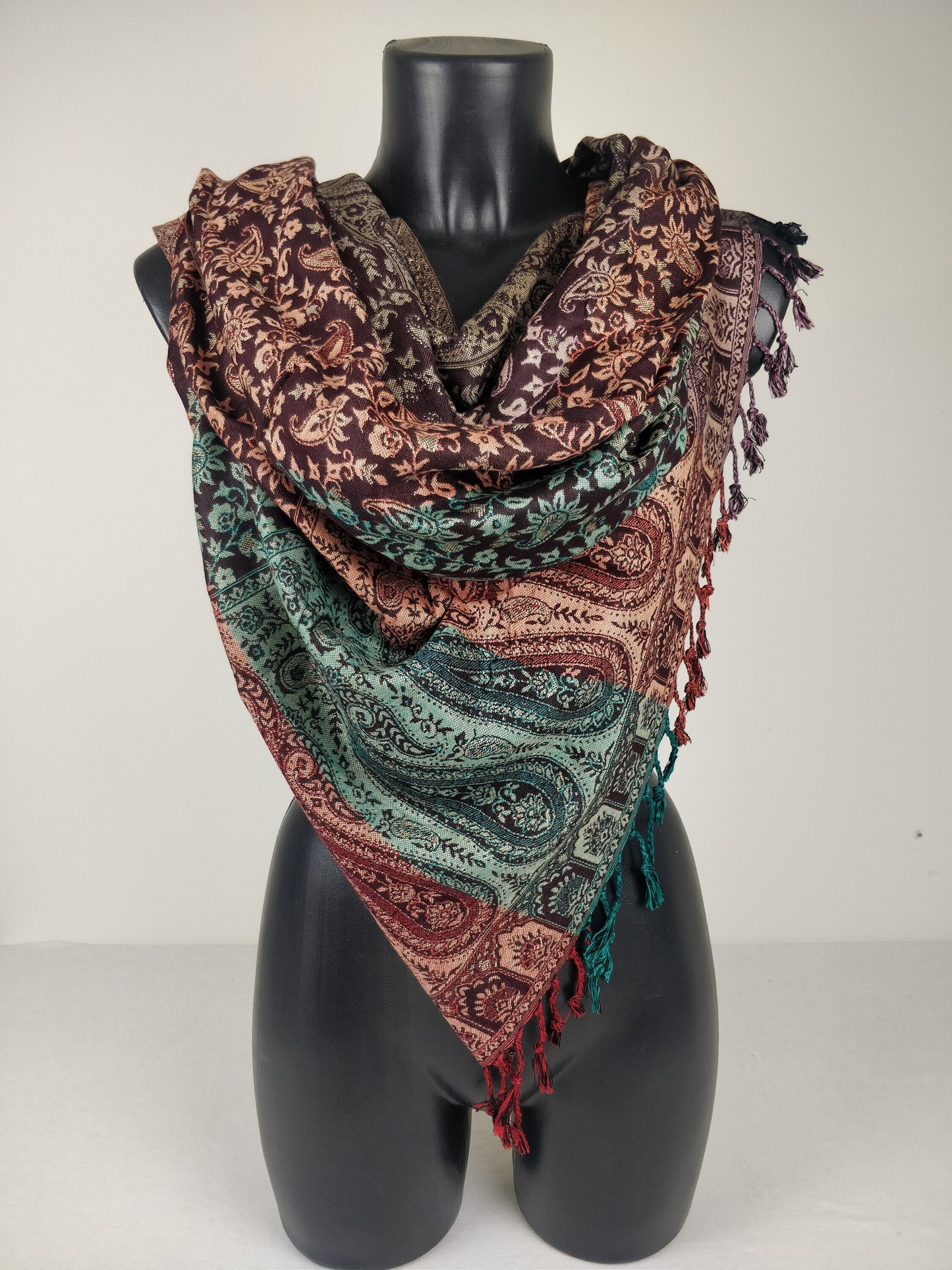 Pashmina réversible Sankya en viscose. Echarpe motif paisley multicolore.