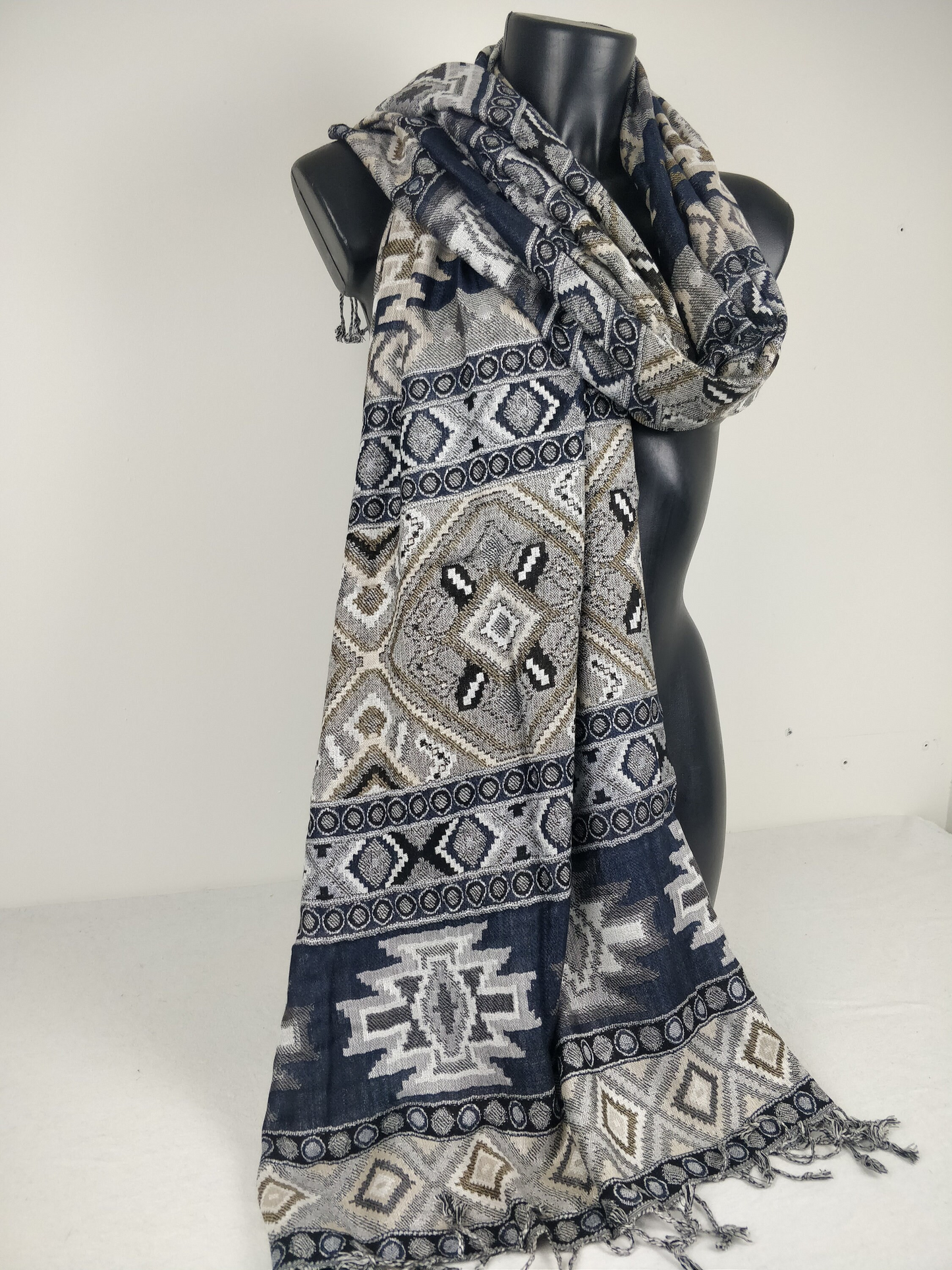 Pashmina Jyoti aus mehrfarbiger und reversibler Viskose. Inka-Muster, Blau- und Grautöne.