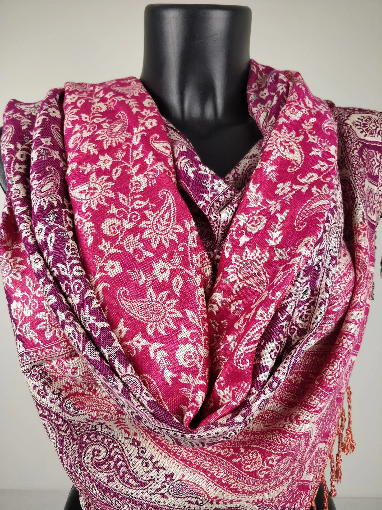 Pashmina réversible Sankya multicolore en viscose. Echarpe motif paisley rose et violet.