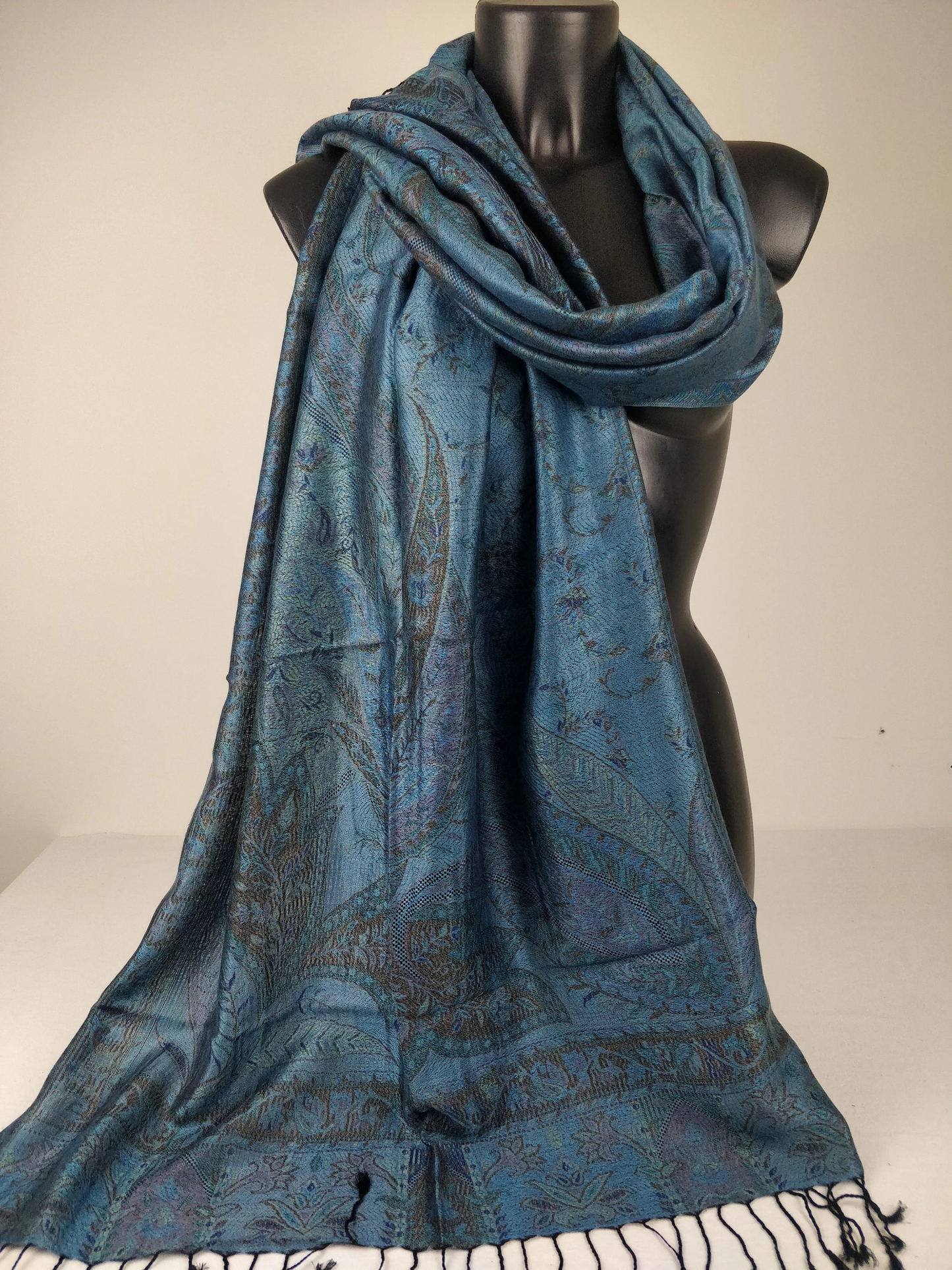 Wende-Mangal-Pashmina aus Modal/Seide. Schal mit blauen Paisleymustern.