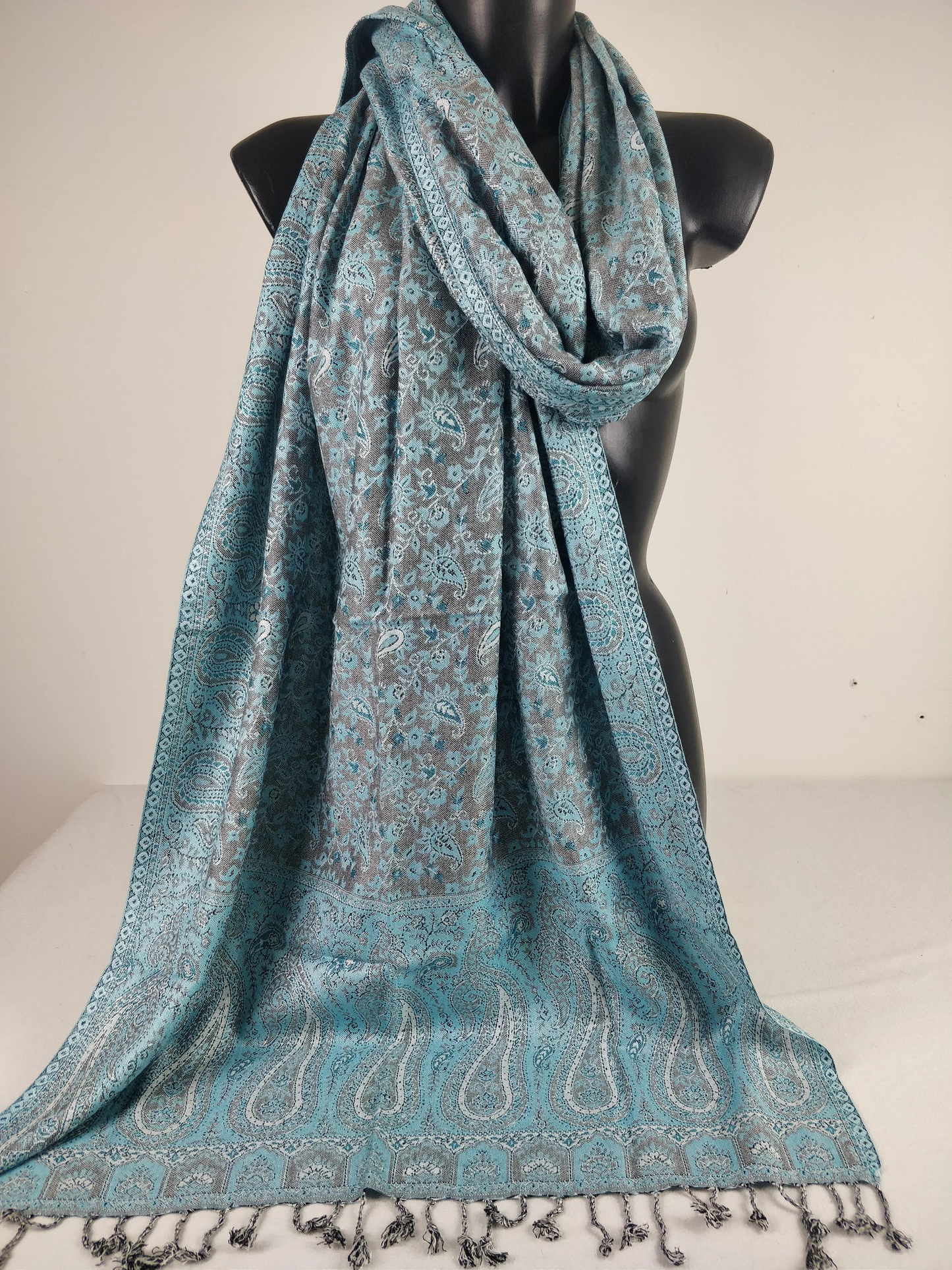 Pashmina Kheril réversible en viscose. Echarpe motifs paisley bleu.