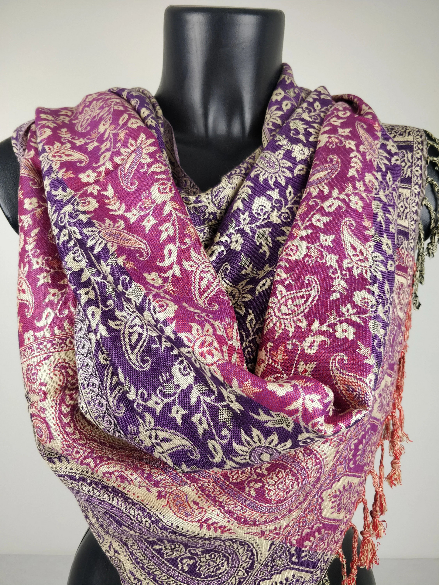 Mehrfarbiger Sankya Wende-Pashmina aus Viskose. Lila und rosa Paisley-Muster.