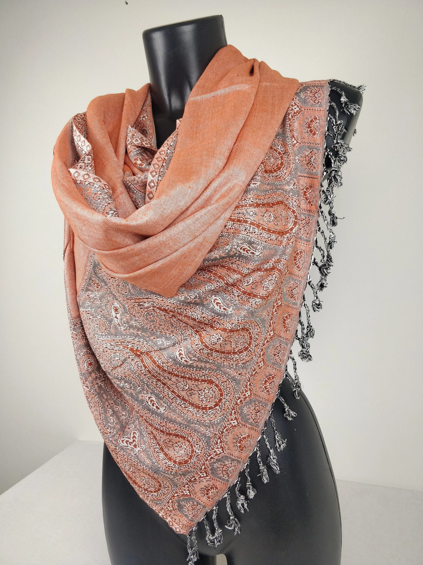 Pashmina Helak réversible en viscose. Echarpe motifs paisley saumon et gris.