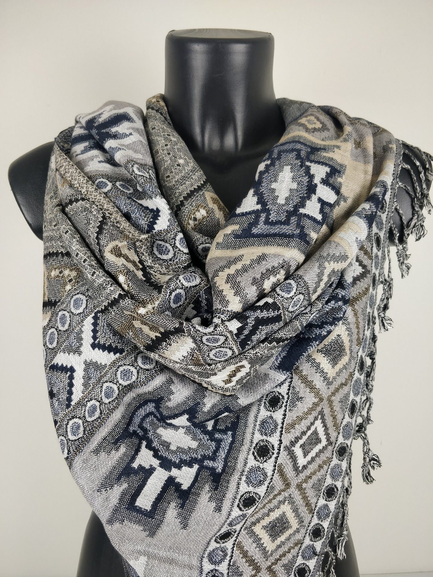 Pashmina Jyoti aus mehrfarbiger und reversibler Viskose. Inka-Muster, Blau- und Grautöne.