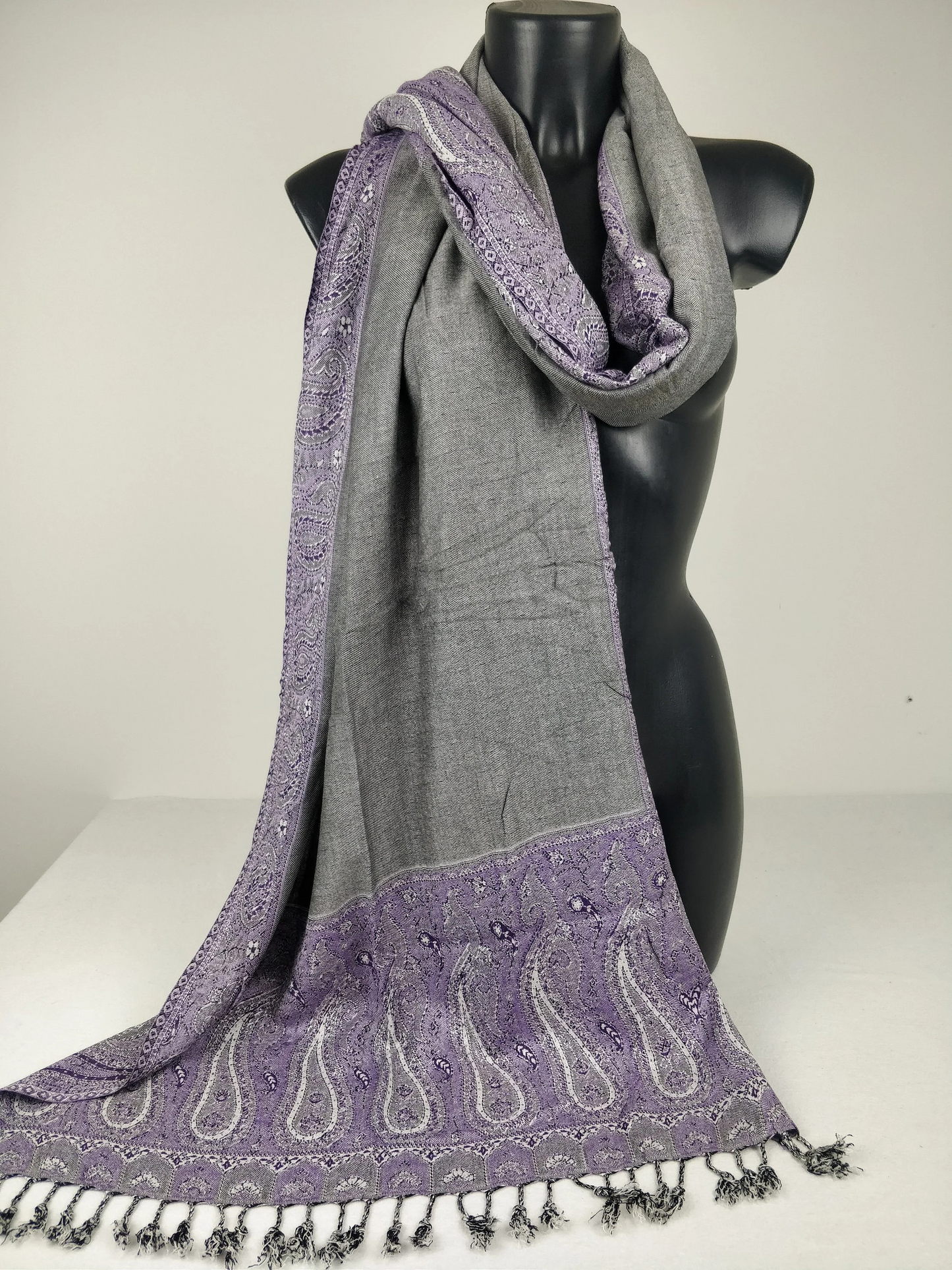 Pashmina Helak réversible en viscose. Echarpe motifs paisley violet et gris.