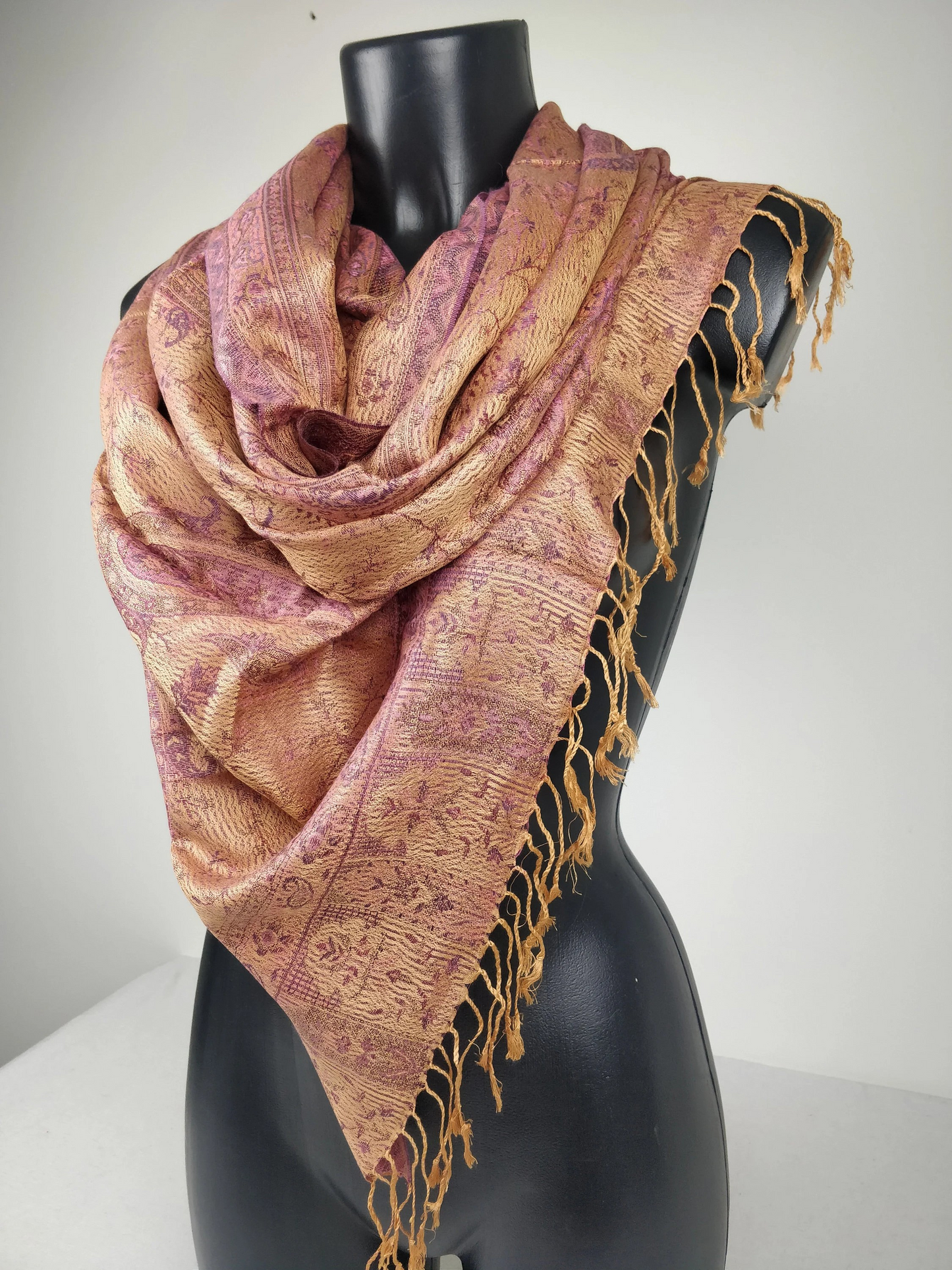 Wendbarer Mangal-Pashmina aus Modal/Seide. Braunes und rosa Paisley-Muster.