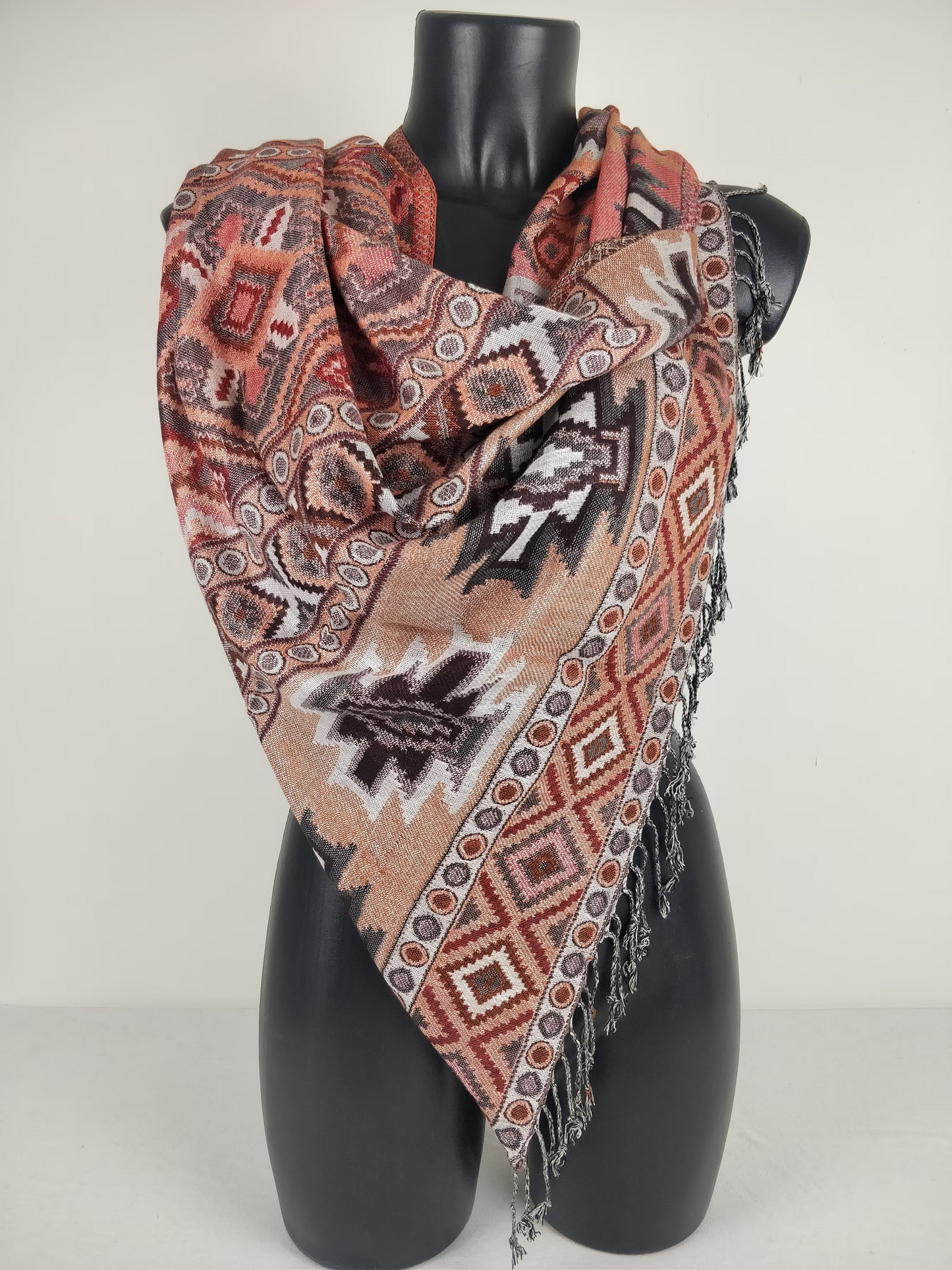 Pashmina Jyoti en viscose multicolore réversible. Echarpe motif inca, saumon et marron.