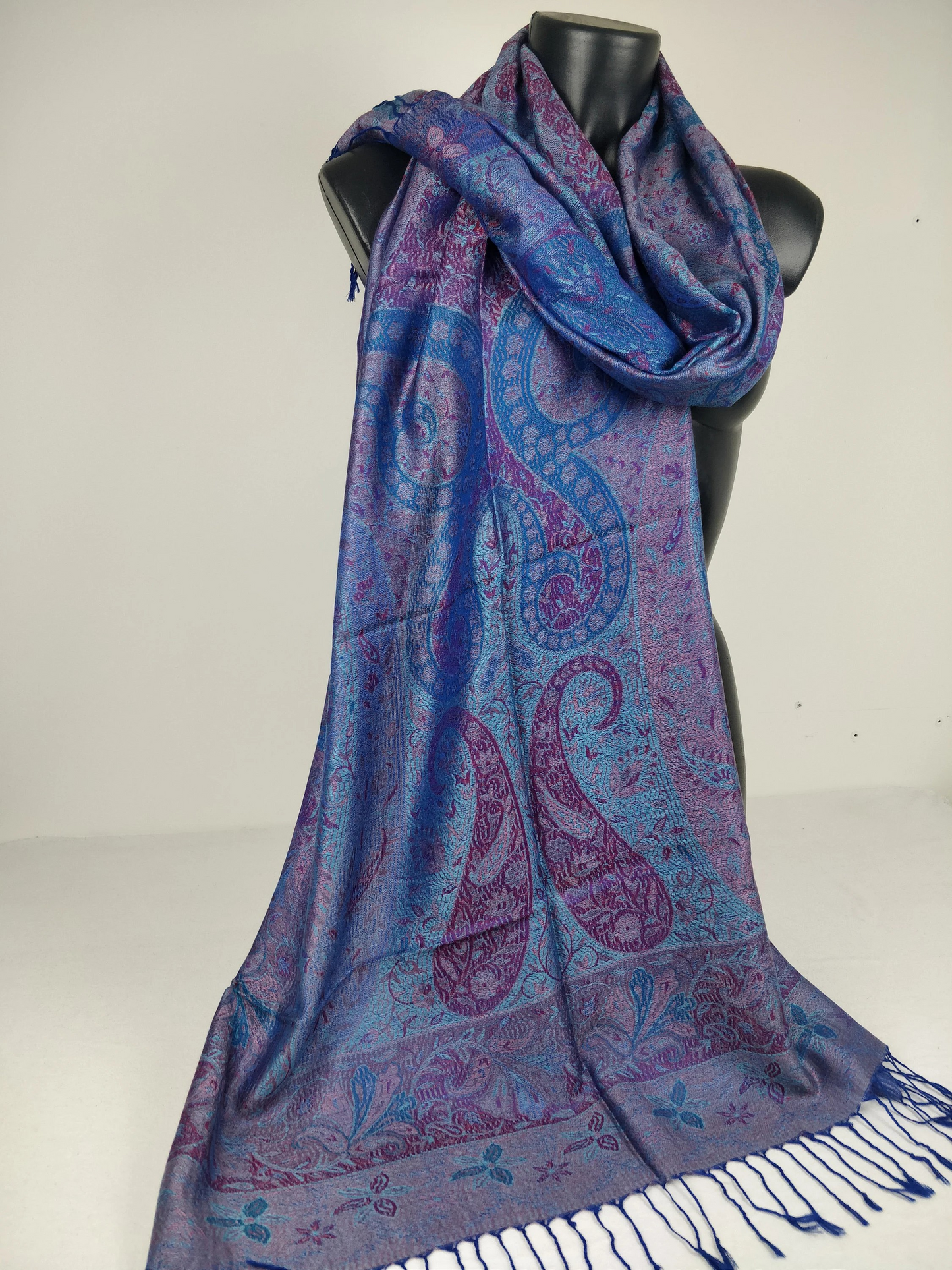 Pashmina Mangal réversible en modal / soie. Echarpe aux motifs paisley bleu.