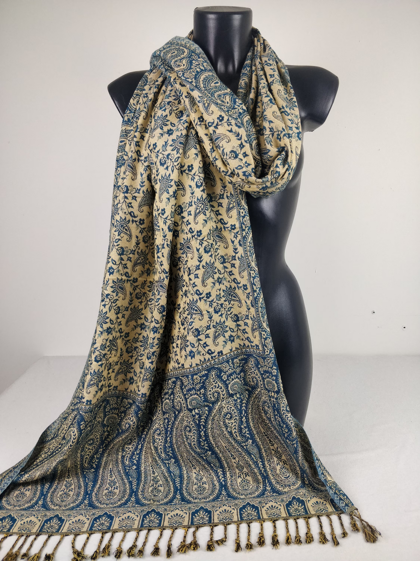 Pashmina réversible Sankya en viscose. Echarpe aux motifs paisley bleu.