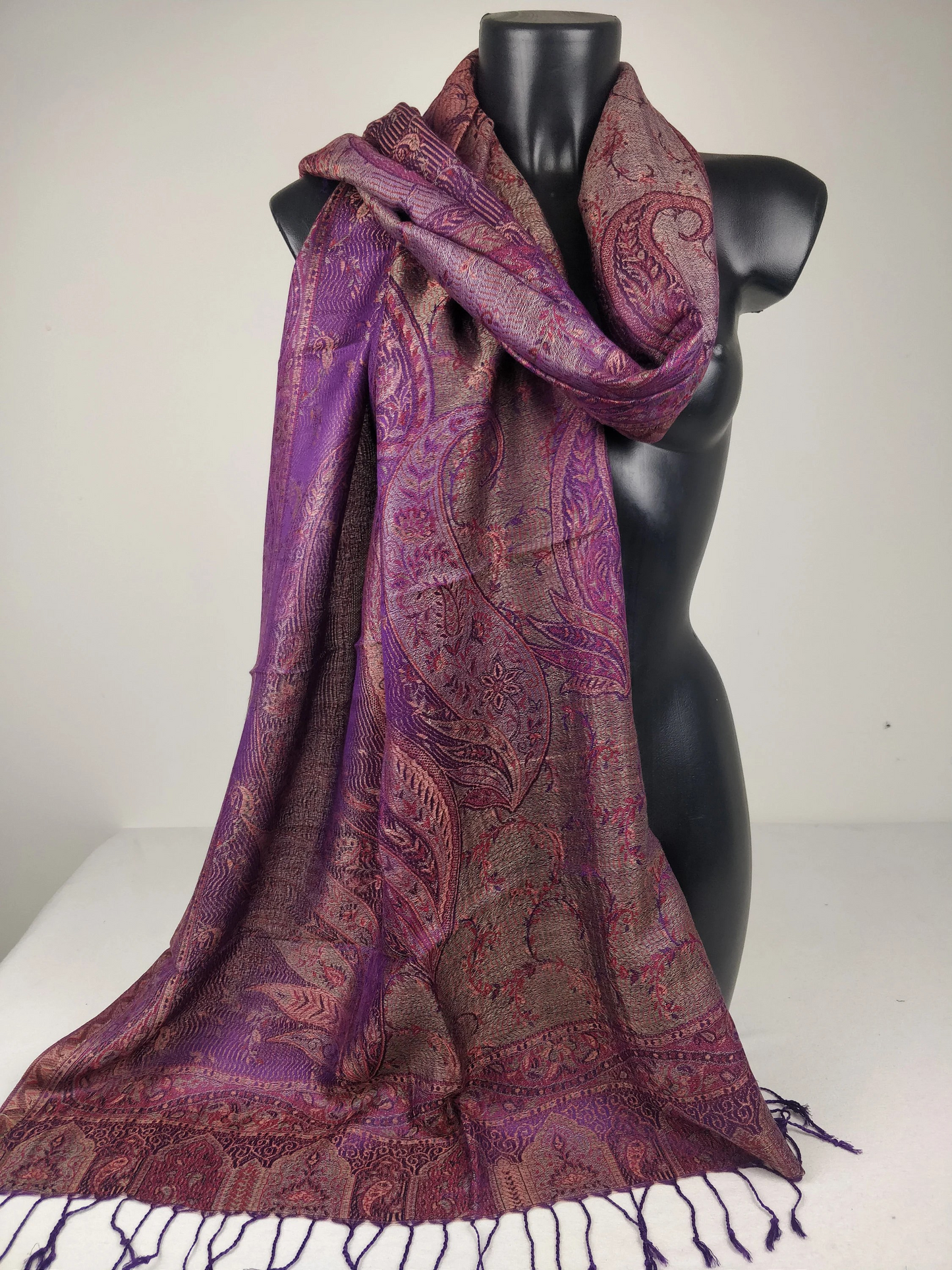 Pashmina Mangal réversible en modal / soie. Echarpe aux motifs paisley violet.