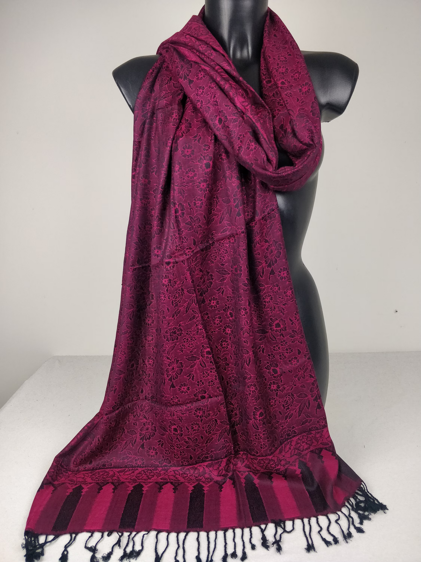 Pashmina Mangal réversible en modal / soie. Echarpe motif fleuri fuchsia.