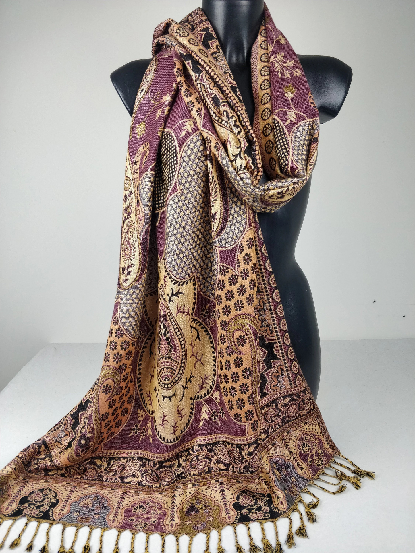 Pashmina vintage Hantra en viscose. Echarpe réversible aux motifs ethnique noir, violet et crème (Copie)