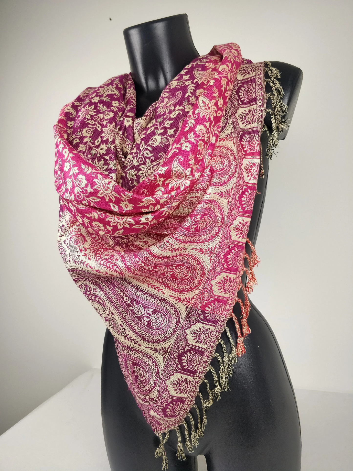 Mehrfarbiger Sankya Wende-Pashmina aus Viskose. Rosa und lila Paisley-Muster.