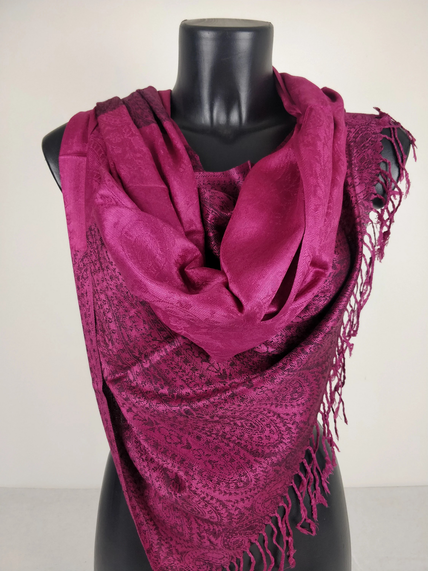 Zweifarbiger Vaisana-Pashmina aus Viskose. Braunes Paisley-Muster.