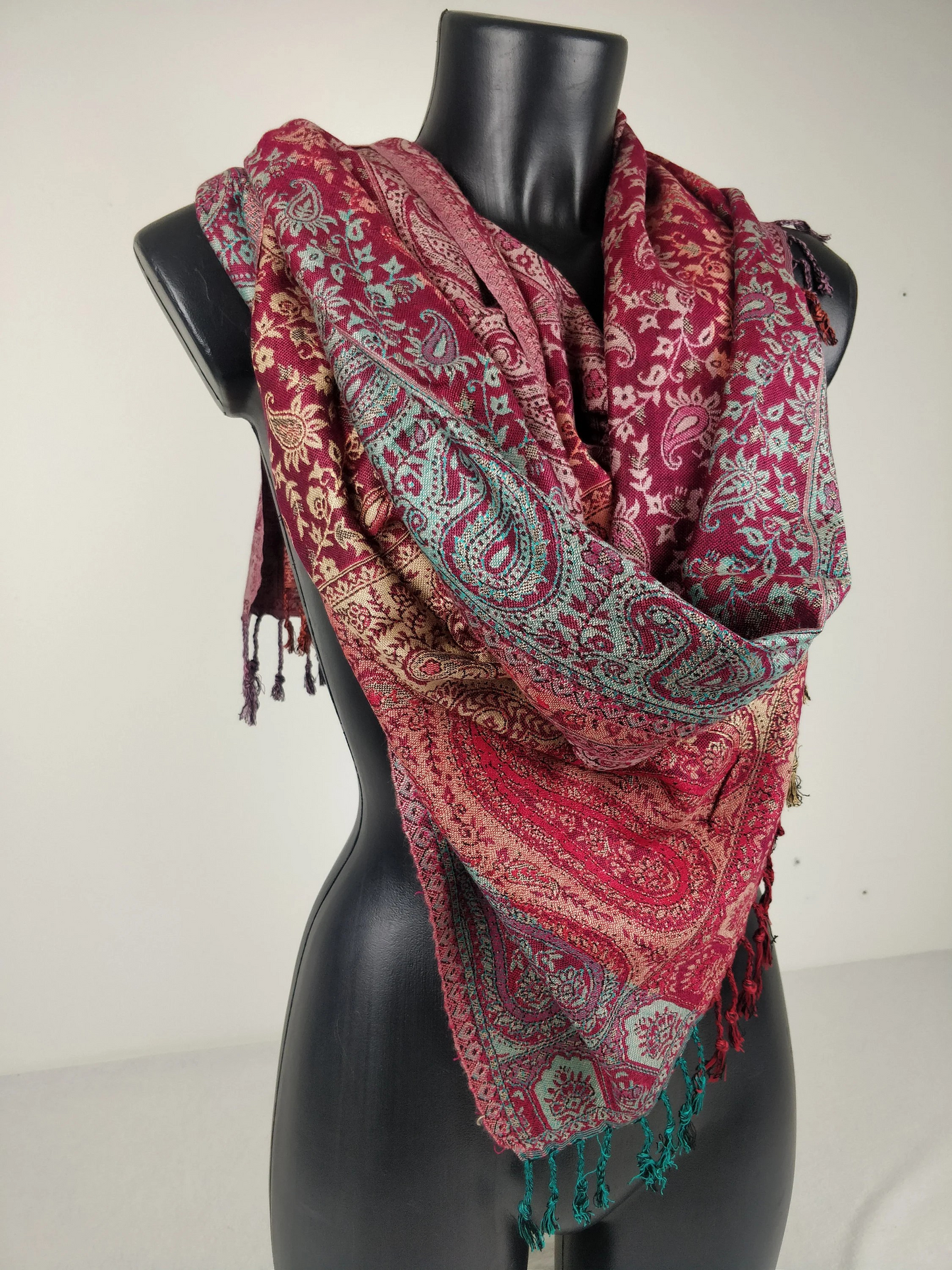 Mehrfarbiger Sankya Wende-Pashmina aus Viskose. Schal mit Paisley-Muster in Fuchsia und Blau.