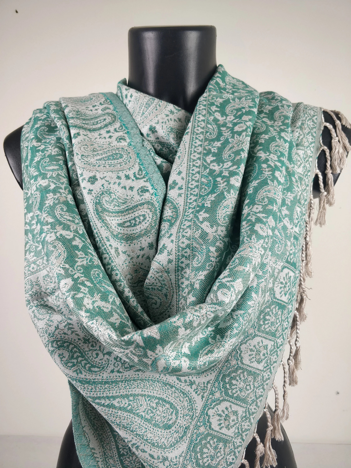 Pashmina réversible Sankya en viscose. Echarpe aux motifs paisley bleu.