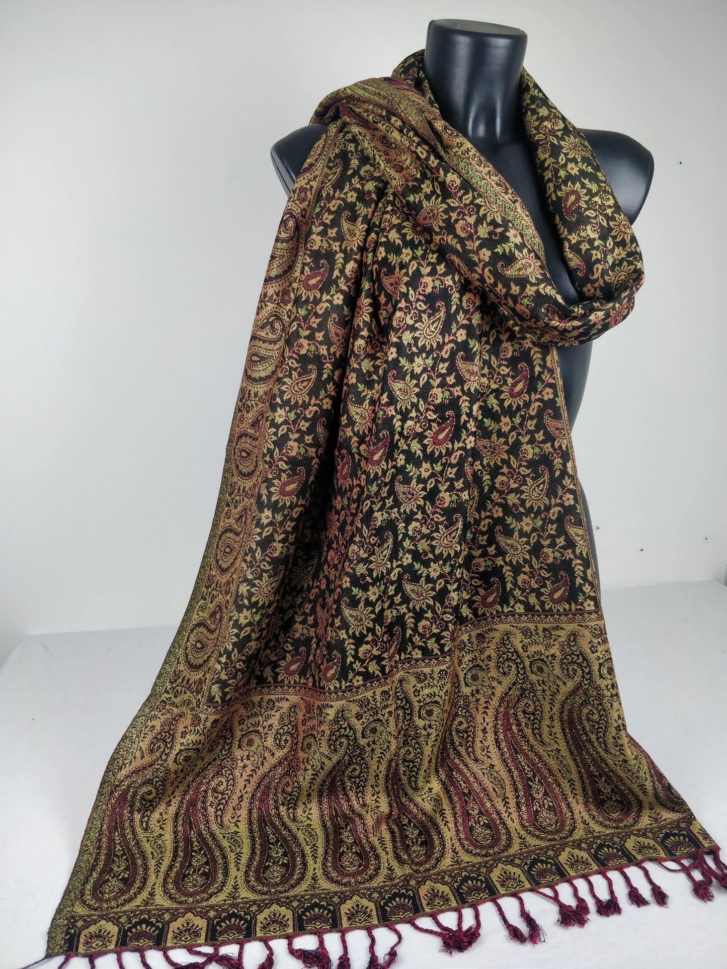 Sankya Wende-Pashmina aus Viskose. Schwarzer, grüner und roter Schal mit Paisleymuster.