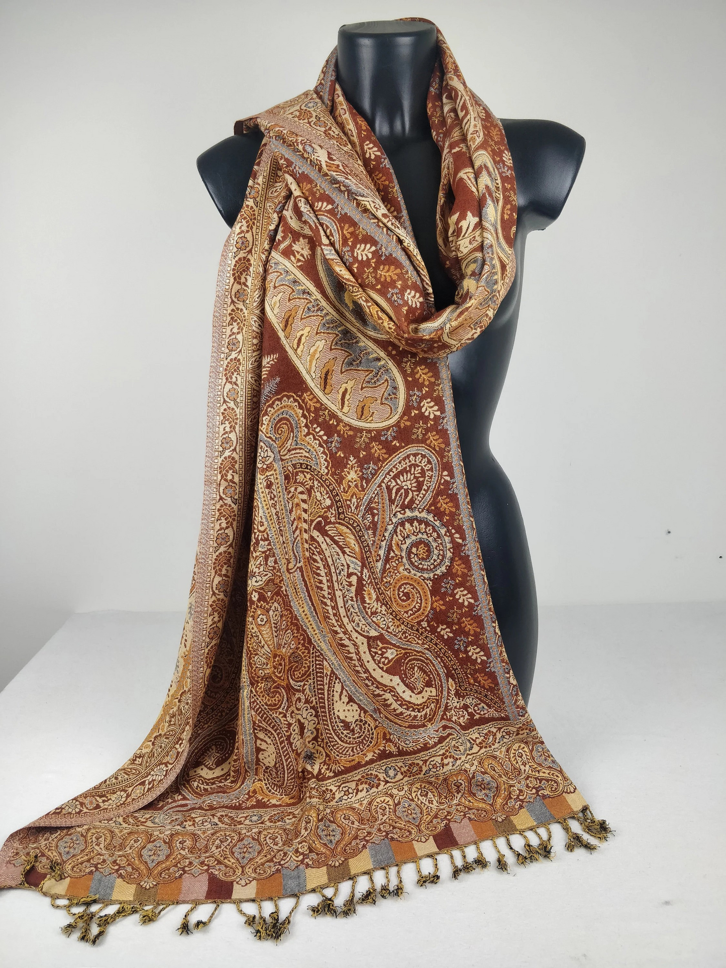 Pashmina vintage Hantra en viscose. Echarpe réversible aux motifs paisley rouille et crème.