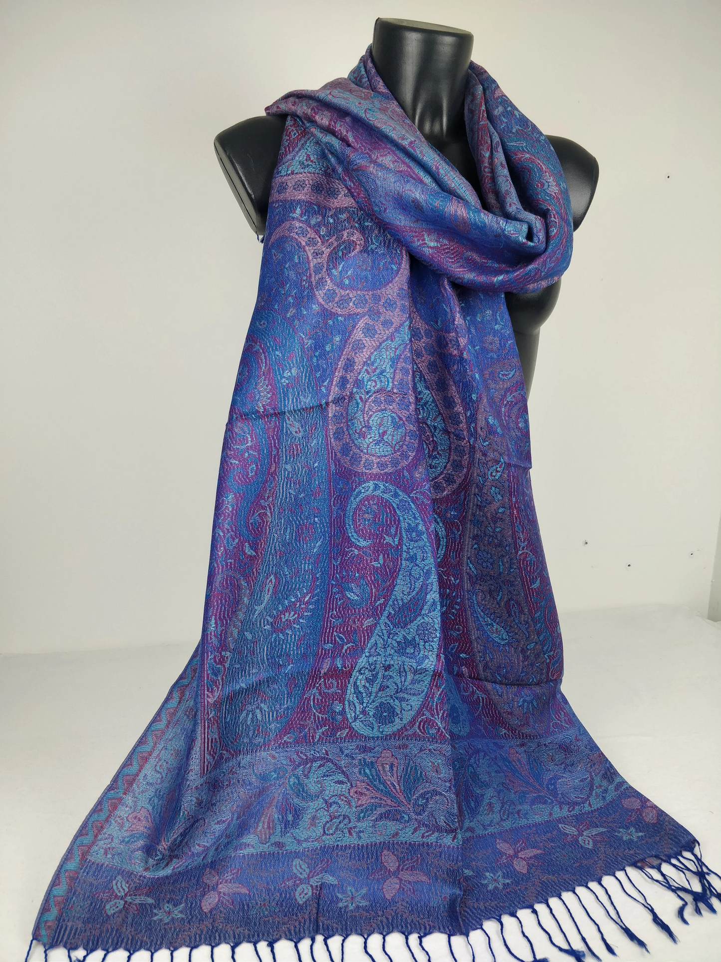 Pashmina Mangal réversible en modal / soie. Echarpe aux motifs paisley bleu.