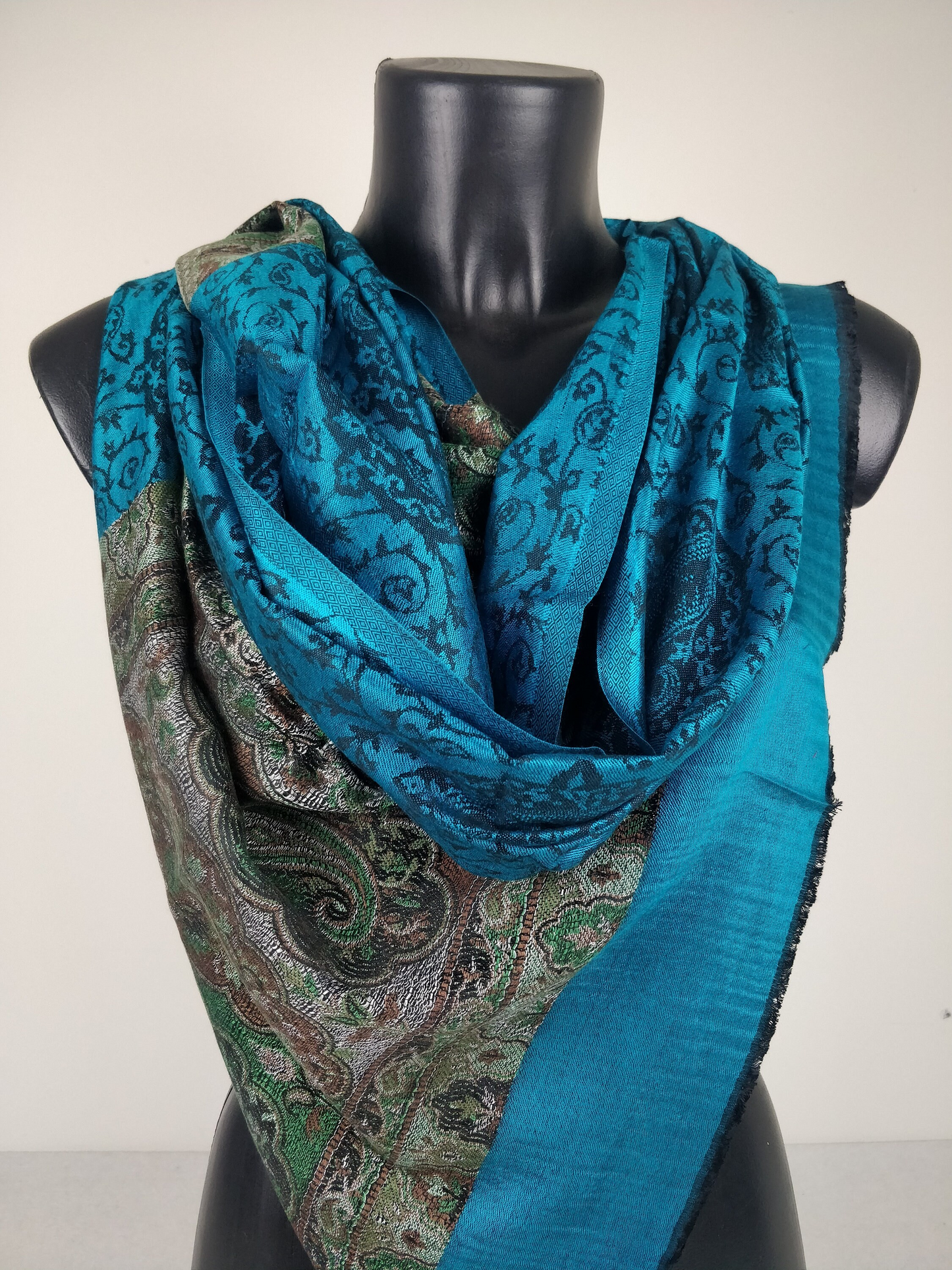 Wende-Pashmina Rudra aus Modal. Blaues Paisley-Muster