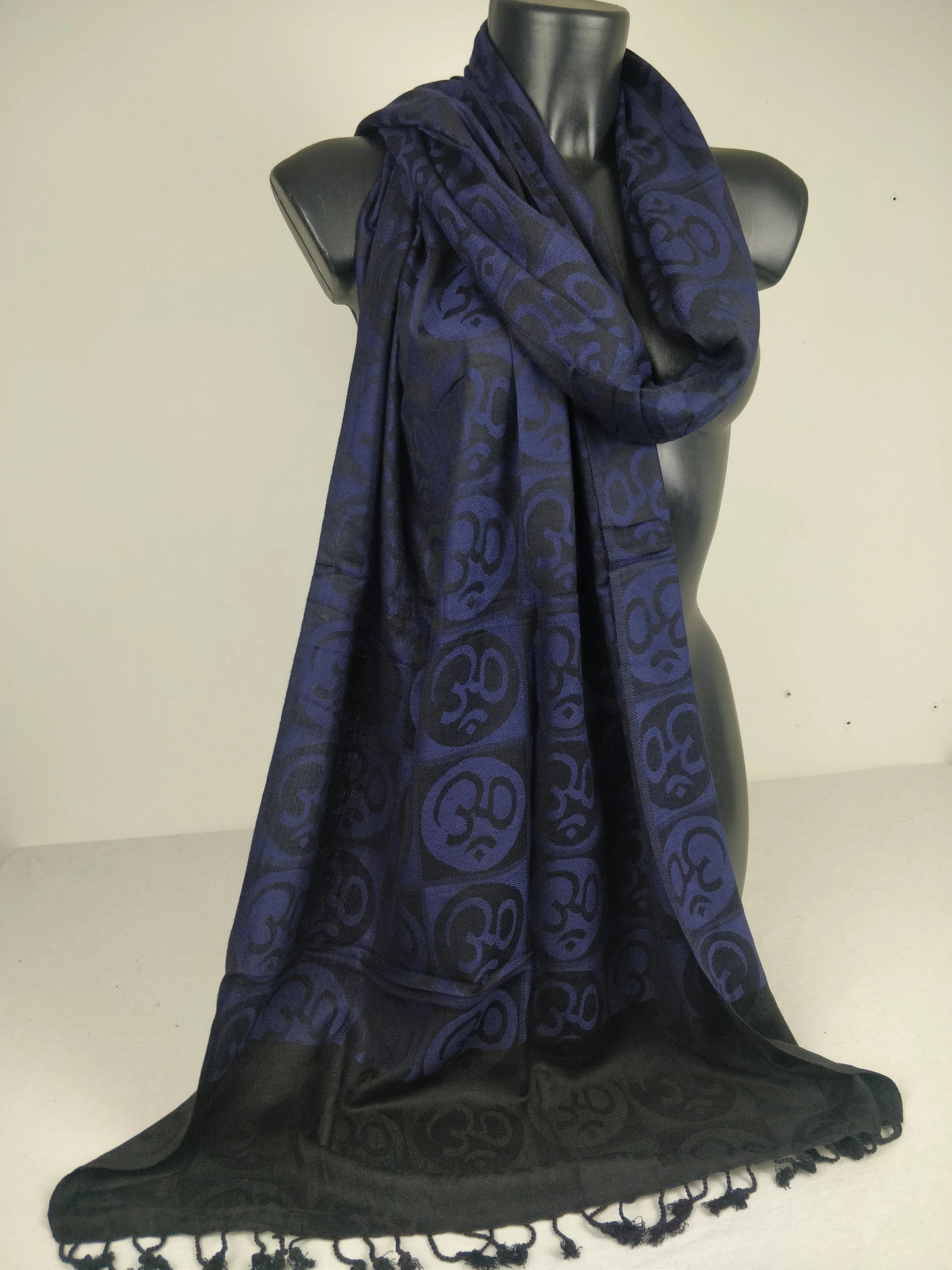 Wende-Pashmina Kharma aus Viskose. Blaue Ohm-Muster.