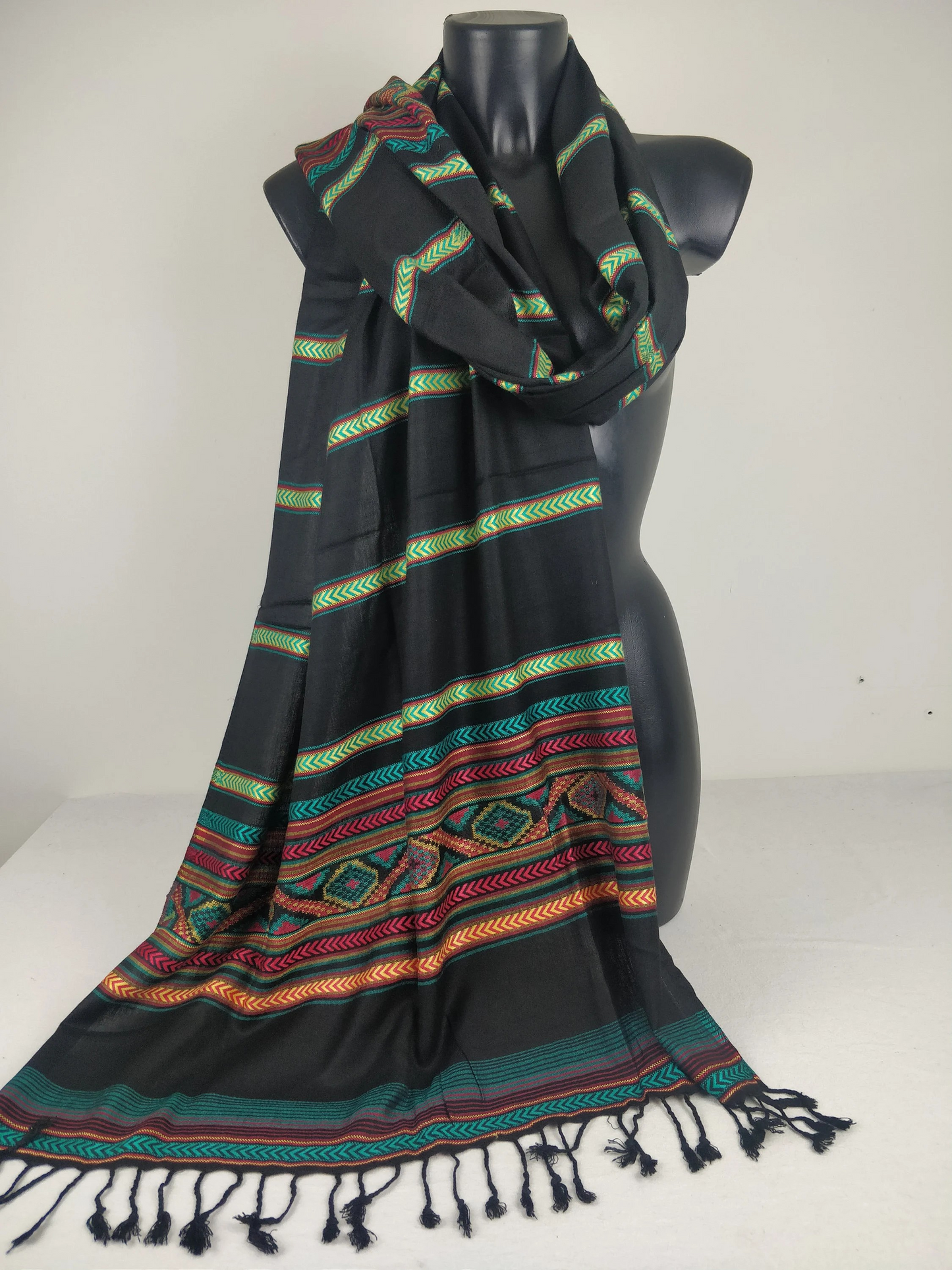 Pashmina Manai en viscose. Echarpe à rayures inspiration inca noir.