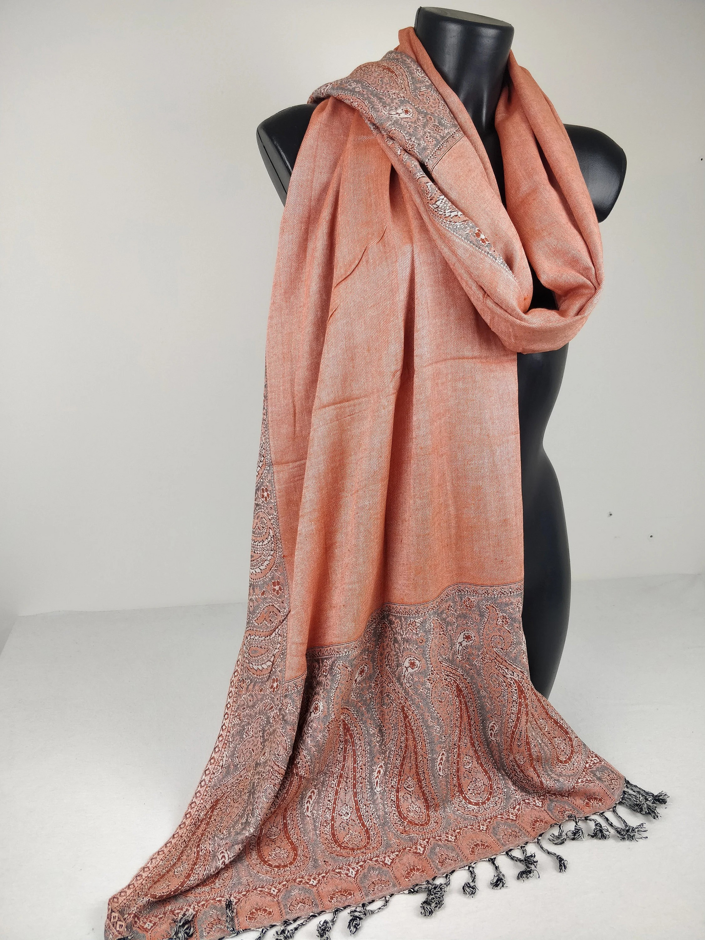 Pashmina Helak réversible en viscose. Echarpe motifs paisley saumon et gris.