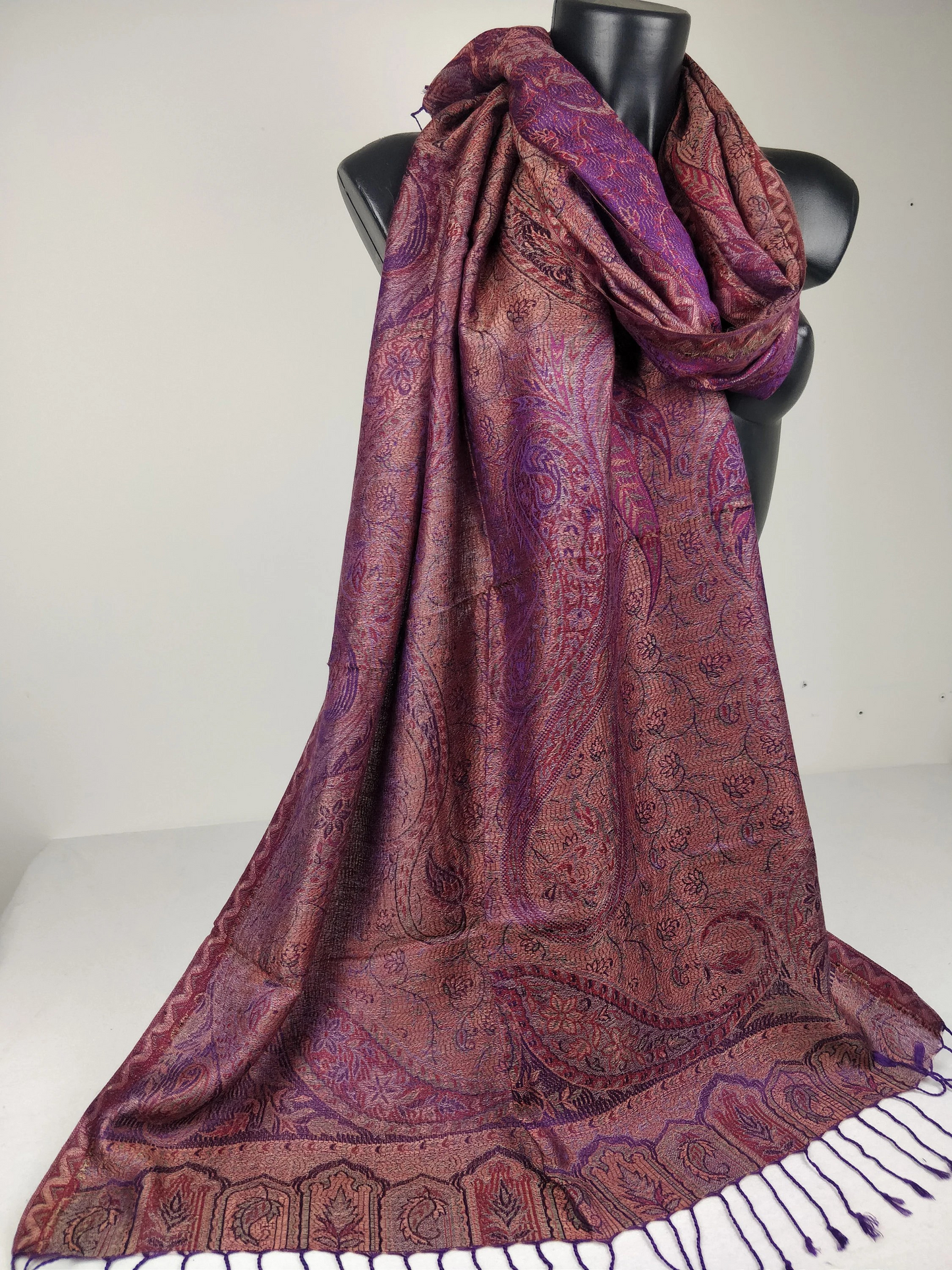 Pashmina Mangal réversible en modal / soie. Echarpe aux motifs paisley violet.