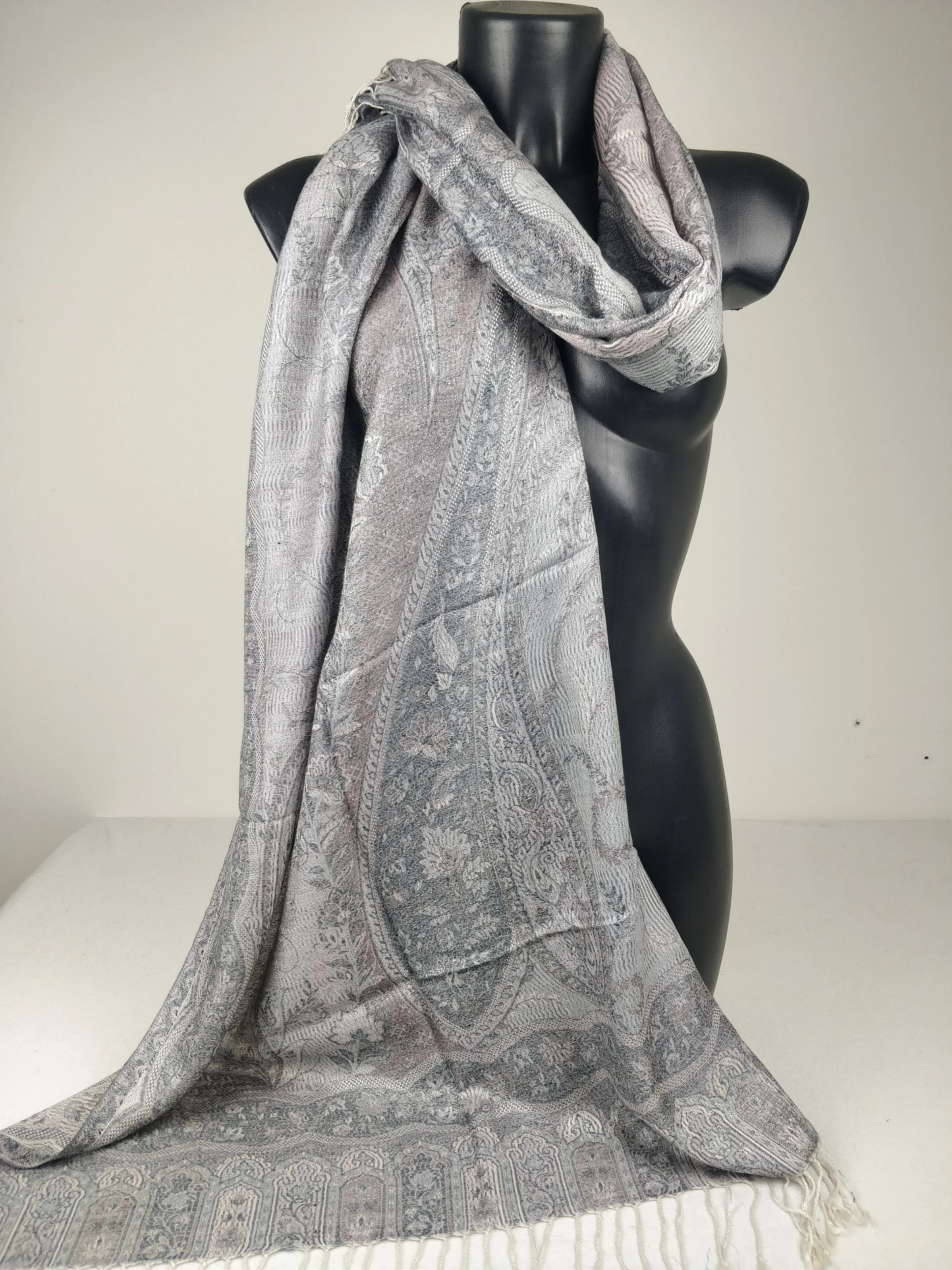 Pashmina Mangal réversible en modal / soie. Motif paisley gris et blanc.