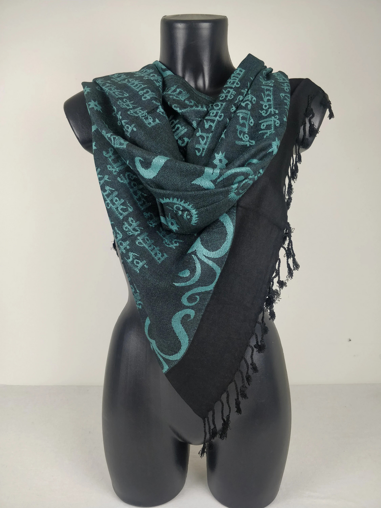 Wende-Pashmina Kharma aus Viskose. Blaue Ohm-Muster.