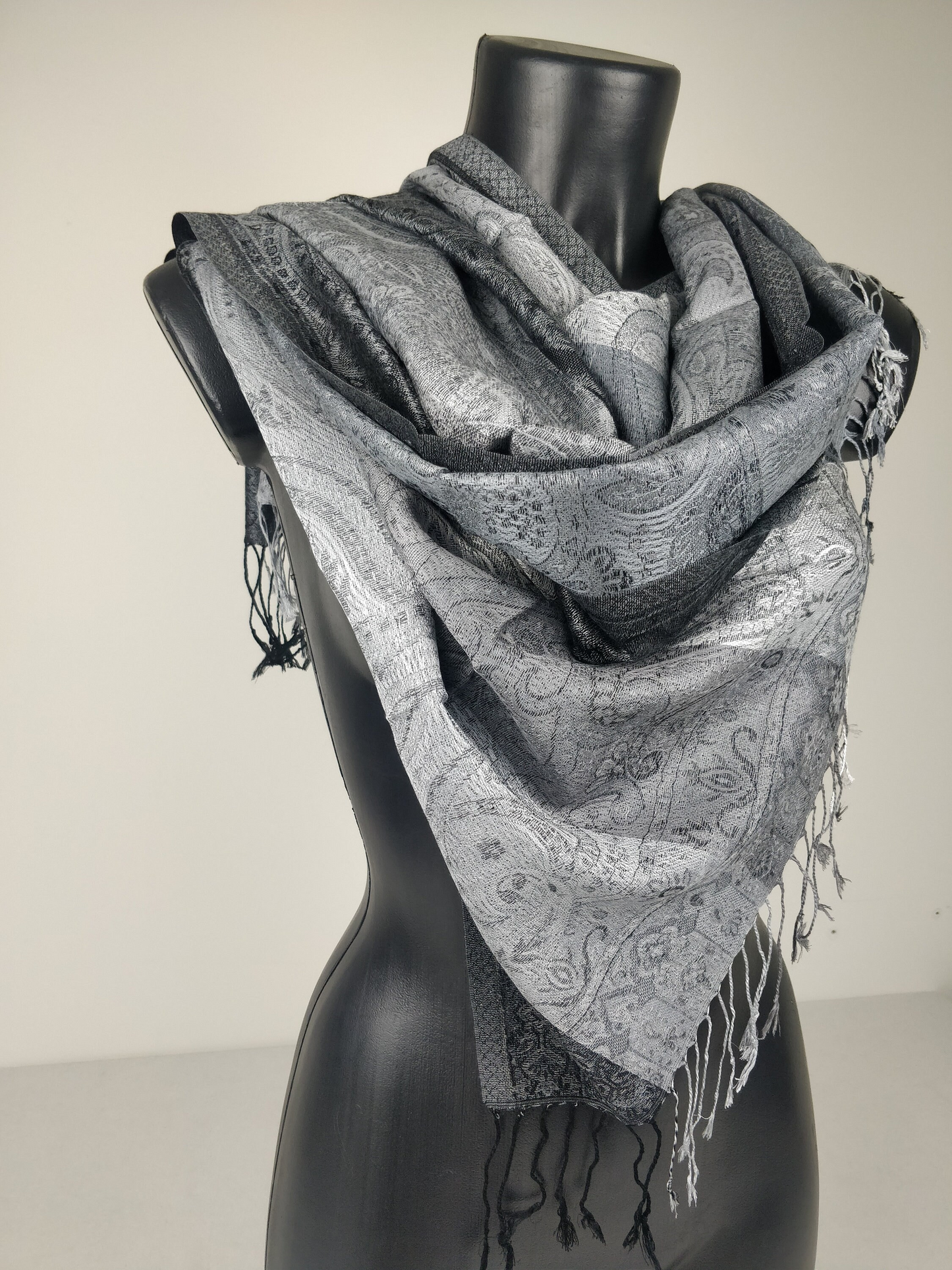 Pashmina Mangal réversible en modal / soie. Echarpe motif paisley gris et noir.