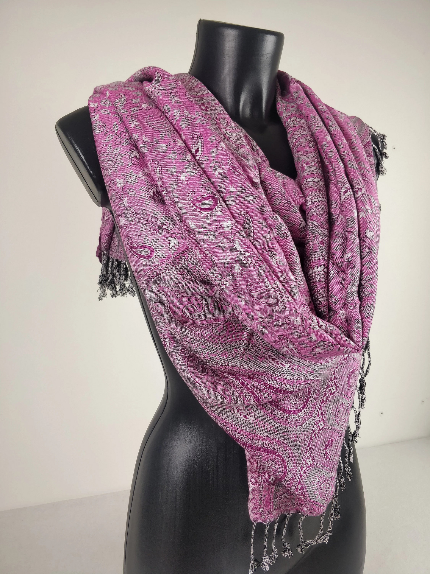 Pashmina Kheril réversible en viscose. Echarpe motifs paisley rose.