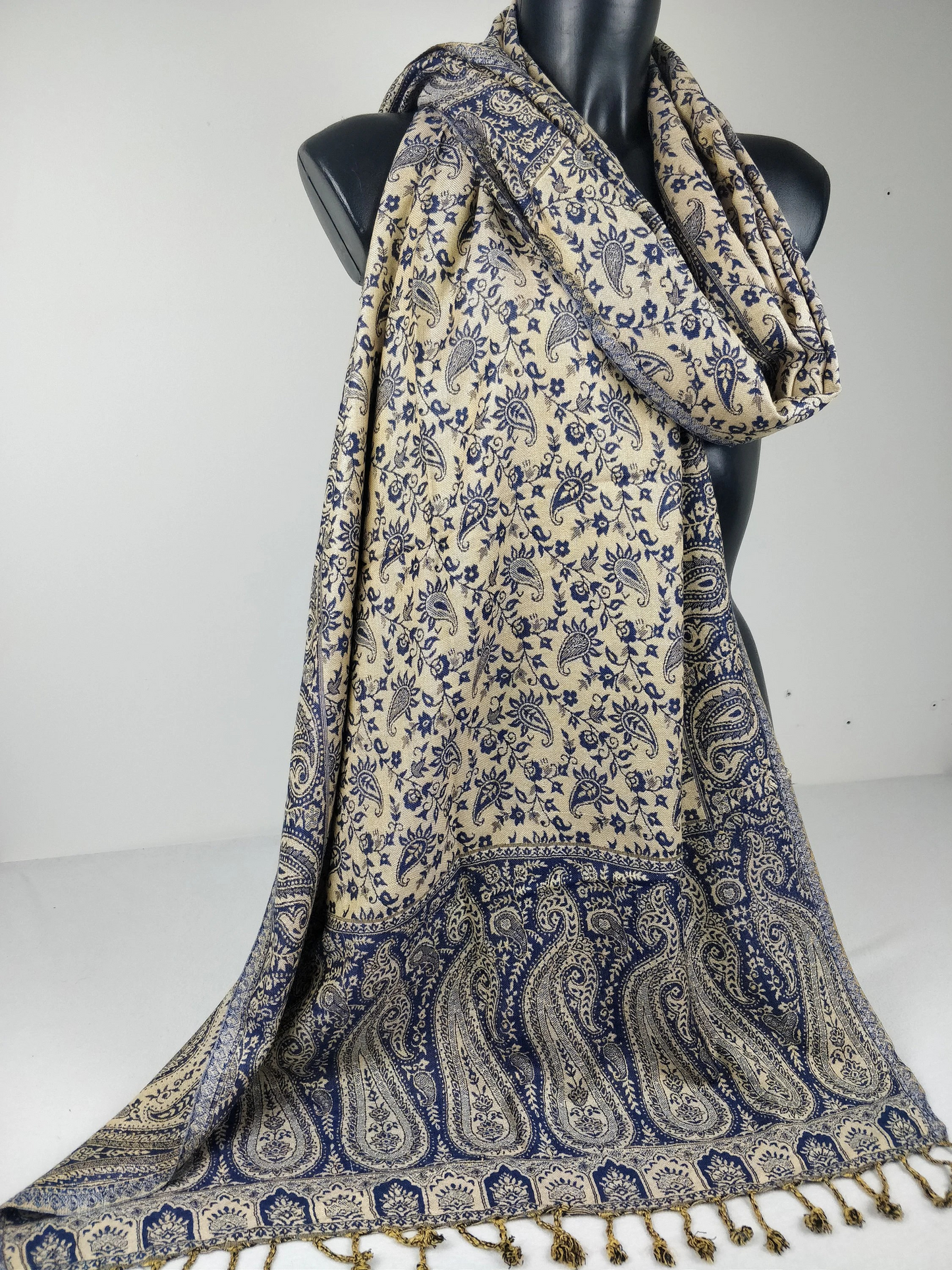 Pashmina réversible Sankya en viscose. Echarpe motif paisley bleu.