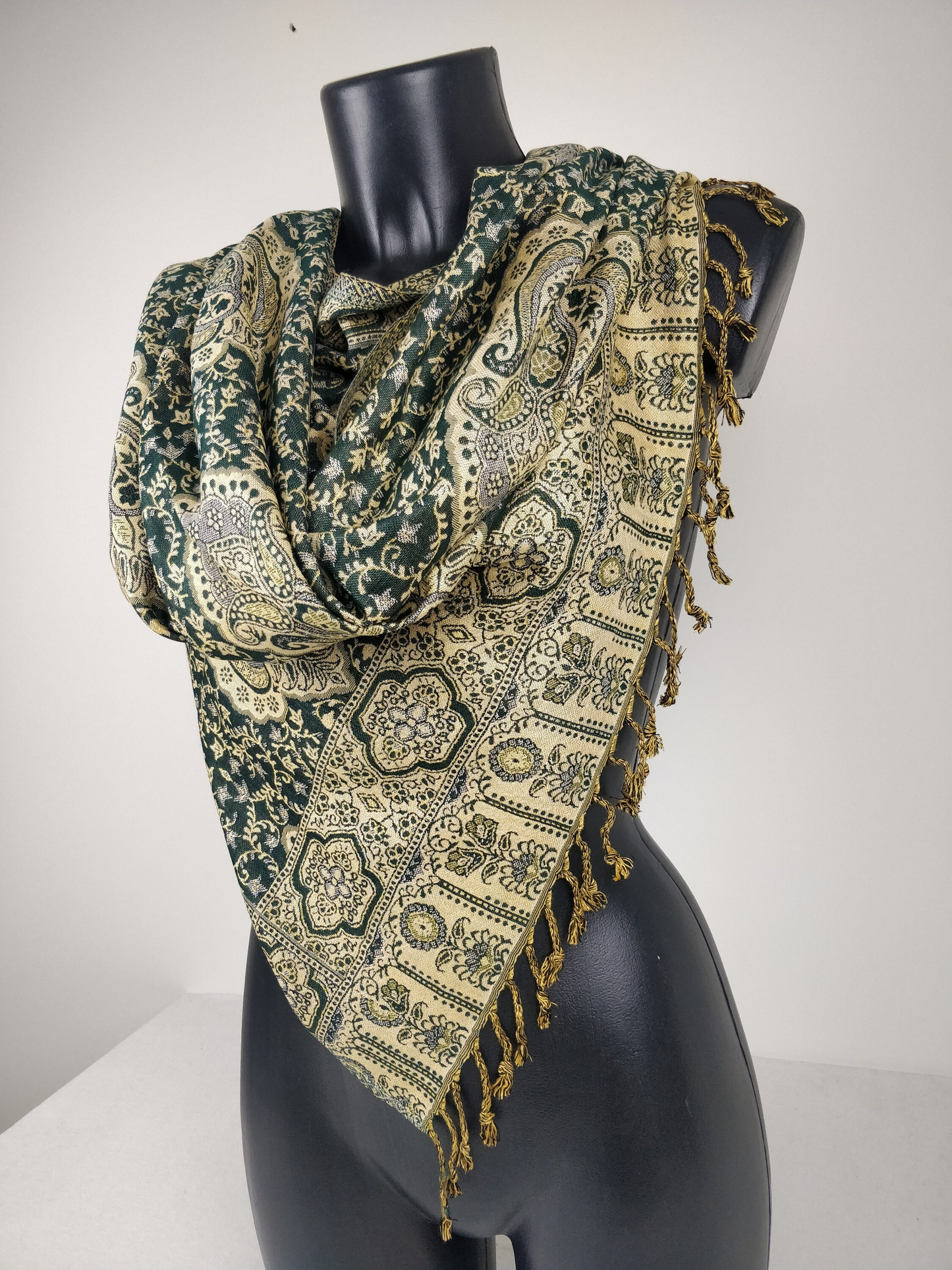 Daksha Wende-Pashmina aus Viskose. Blaues und cremefarbenes Paisley-Muster.