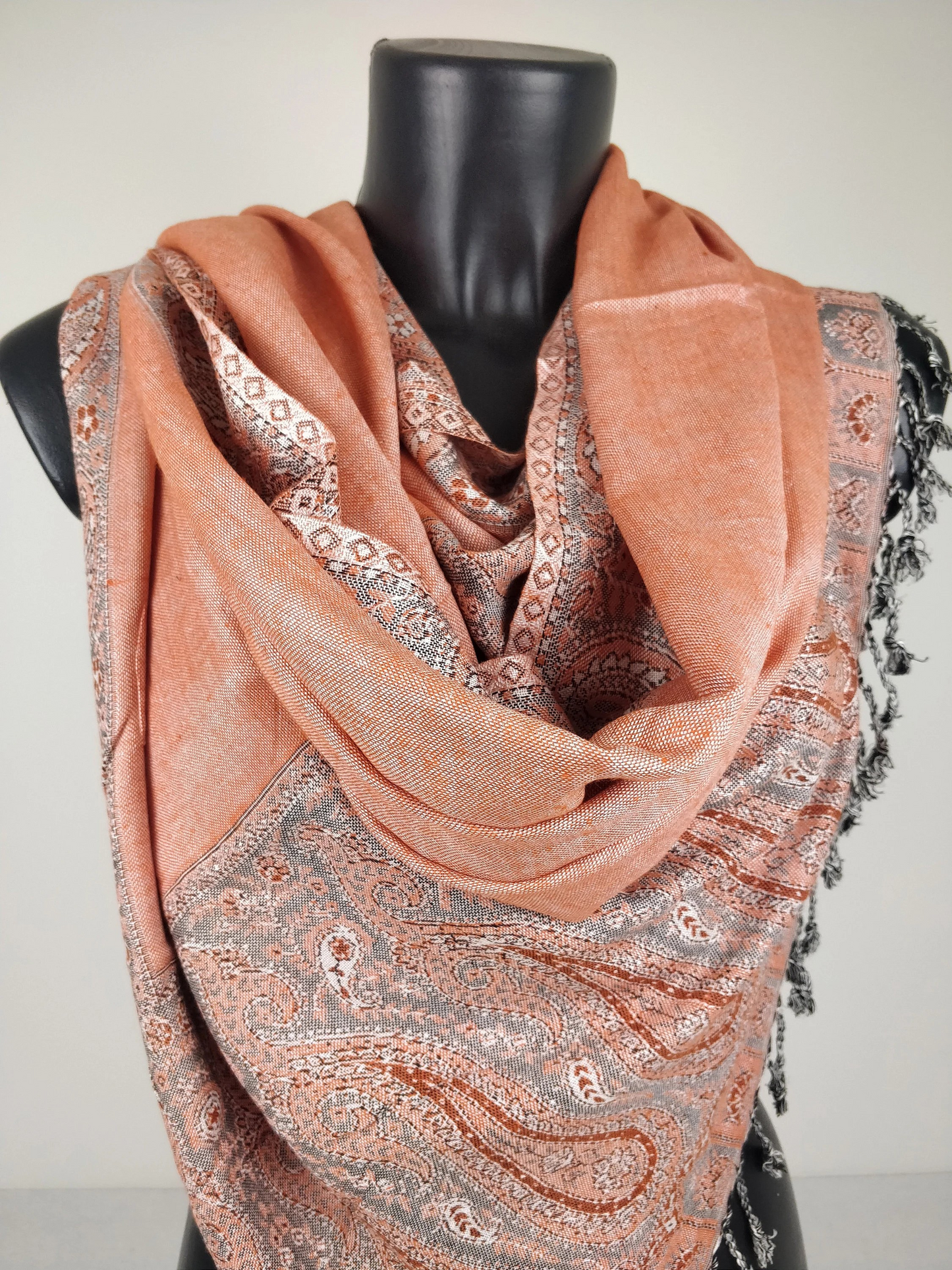 Pashmina Helak réversible en viscose. Echarpe motifs paisley saumon et gris.