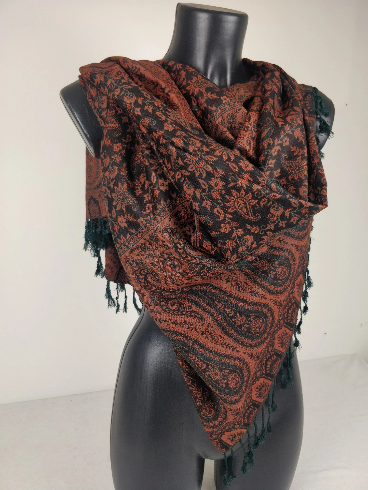 Pashmina réversible Sankya en viscose. Echarpe motif paisley marron, noir et vert.