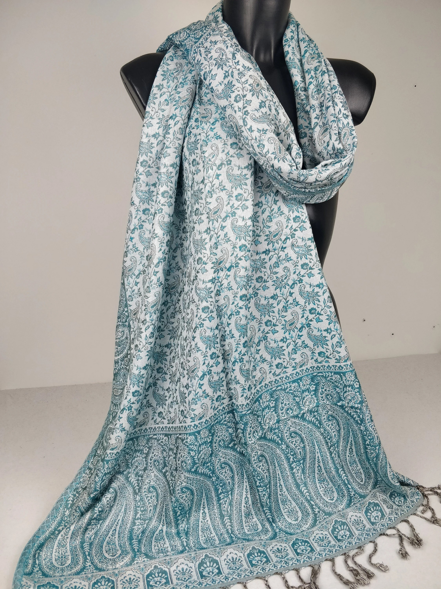 Pashmina réversible Sankya en viscose. Echarpe motif paisley bleue et blanc.