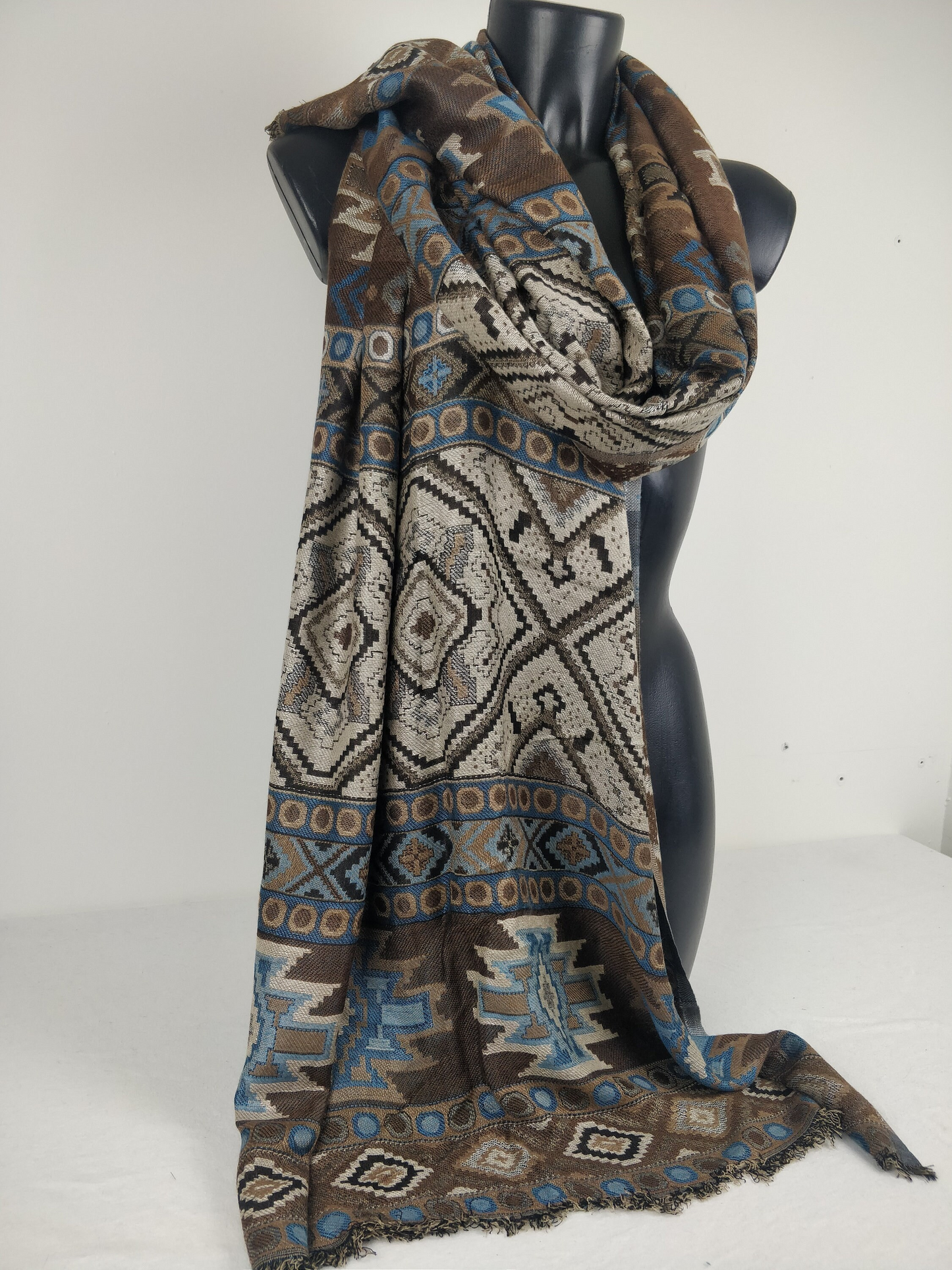 Pashmina Jyoti en viscose multicolore réversible. Echarpe aux motifs inca, marron et bleu.