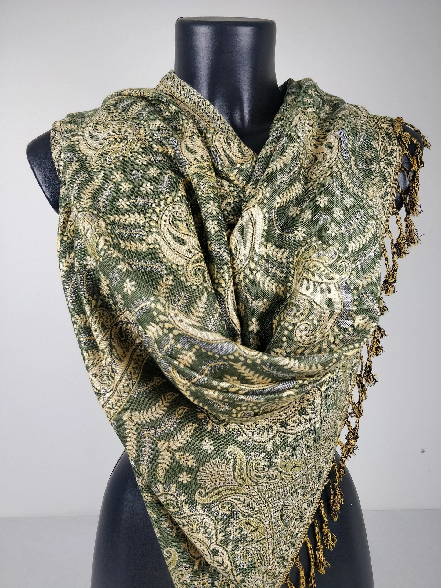 Pashmina Asoha réversible en viscose. Echarpe aux motifs paisley vert.