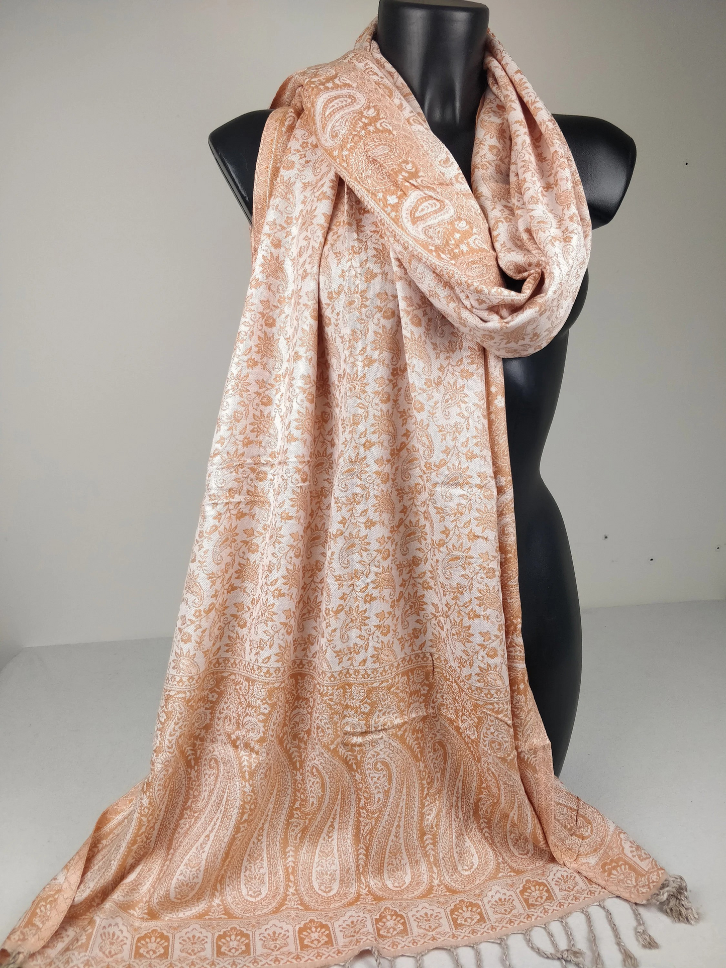 Sankya Wende-Pashmina aus Viskose. Orangefarbenes Paisley-Muster.