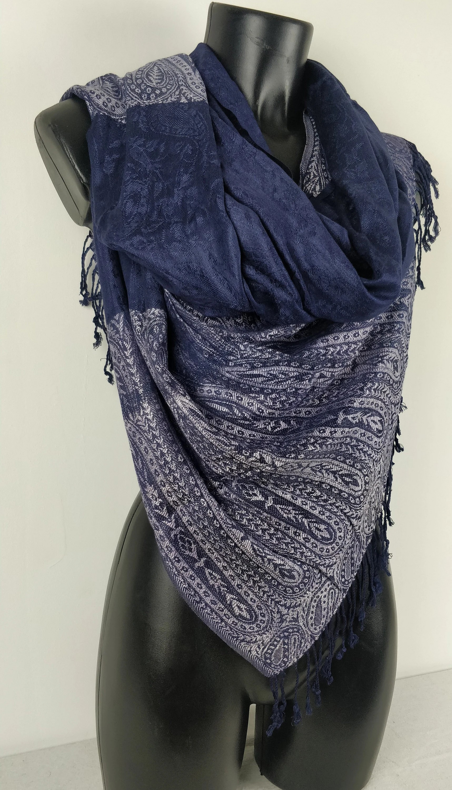 Pashmina Vaisana aus Viskose. Zweifarbiger Schal mit marineblauen und weißen Paisleymustern